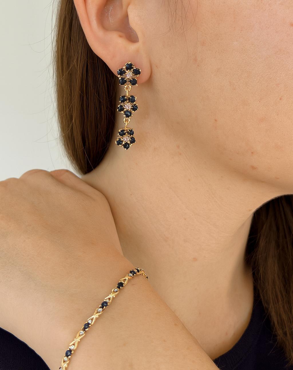 Vintage Gold 2.25ctw Sapphire & Diamond Flower Cluster Journey Dangle Earrings (Brillantschliff) im Angebot