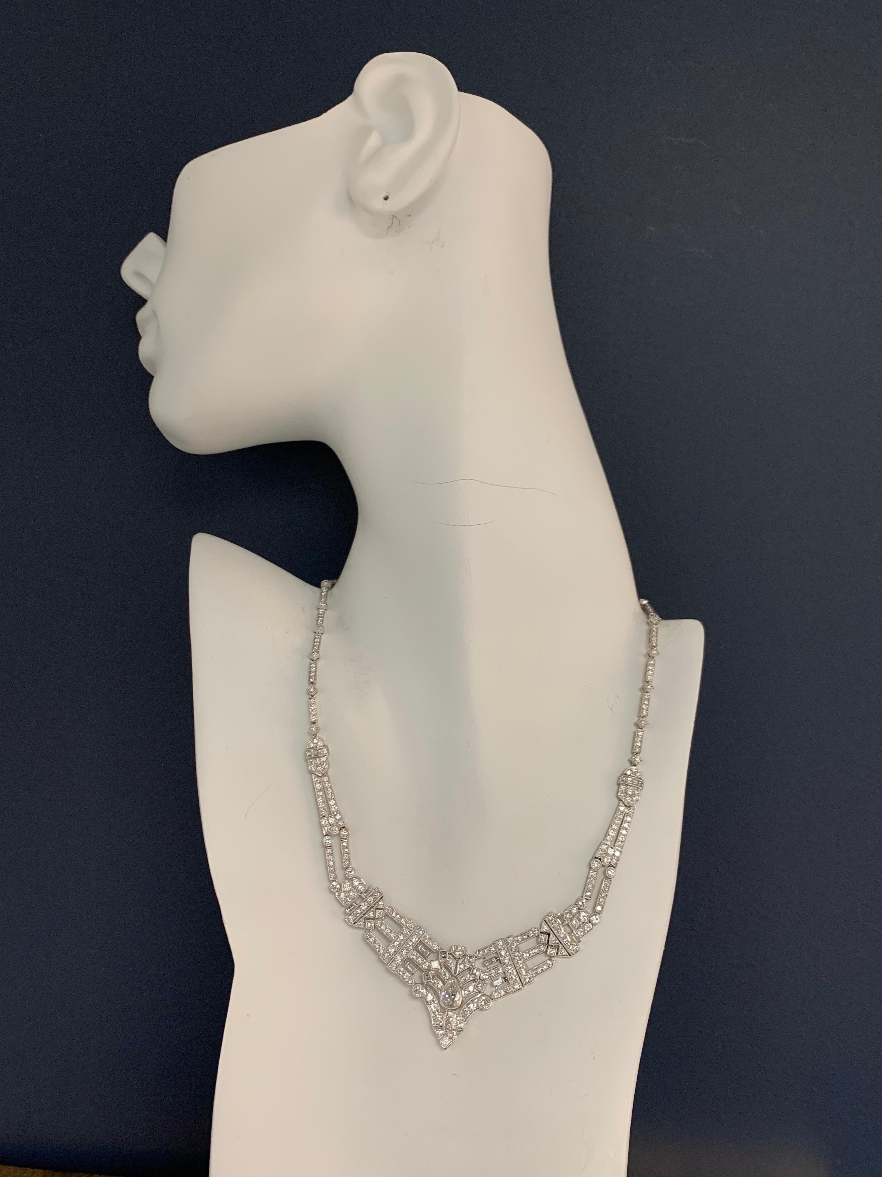 Halskette aus Gold, 8 Karat natürlicher runder und birnenförmiger Diamant-Edelstein (Art déco) im Angebot