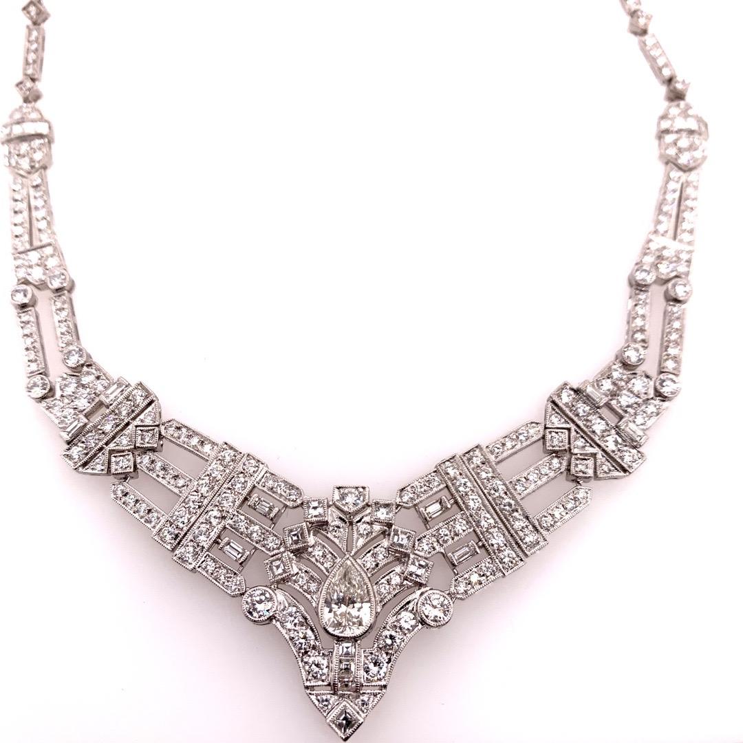 Taglio rotondo Collana in oro retrò da 8 carati certificata GIA con diamante naturale Rbc e pera, circa 1970 in vendita