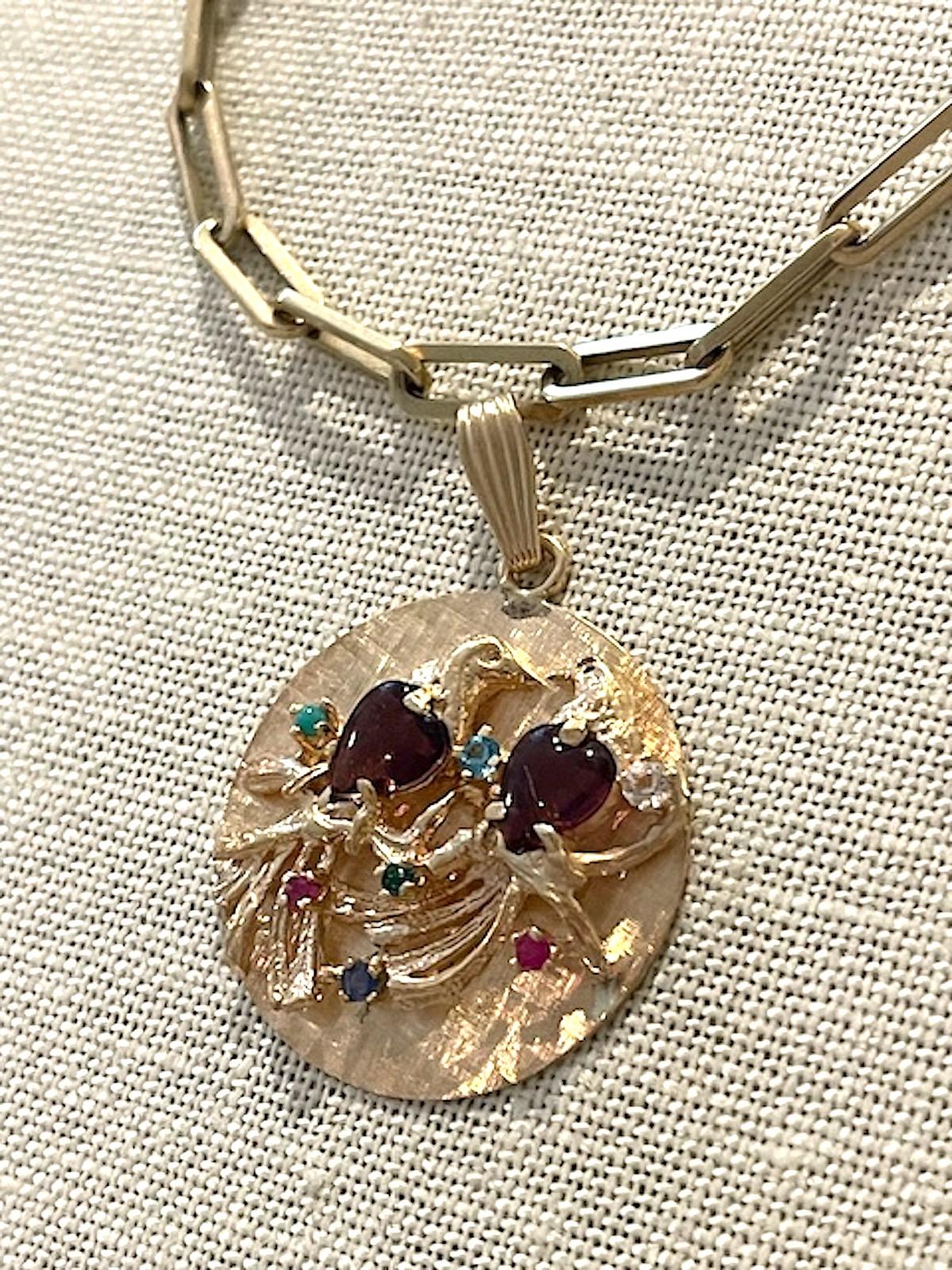 Vintage Gold Amethyst and Semi-Precious Stone Large Lovebirds Disc Charm In Good Condition In New York, NY