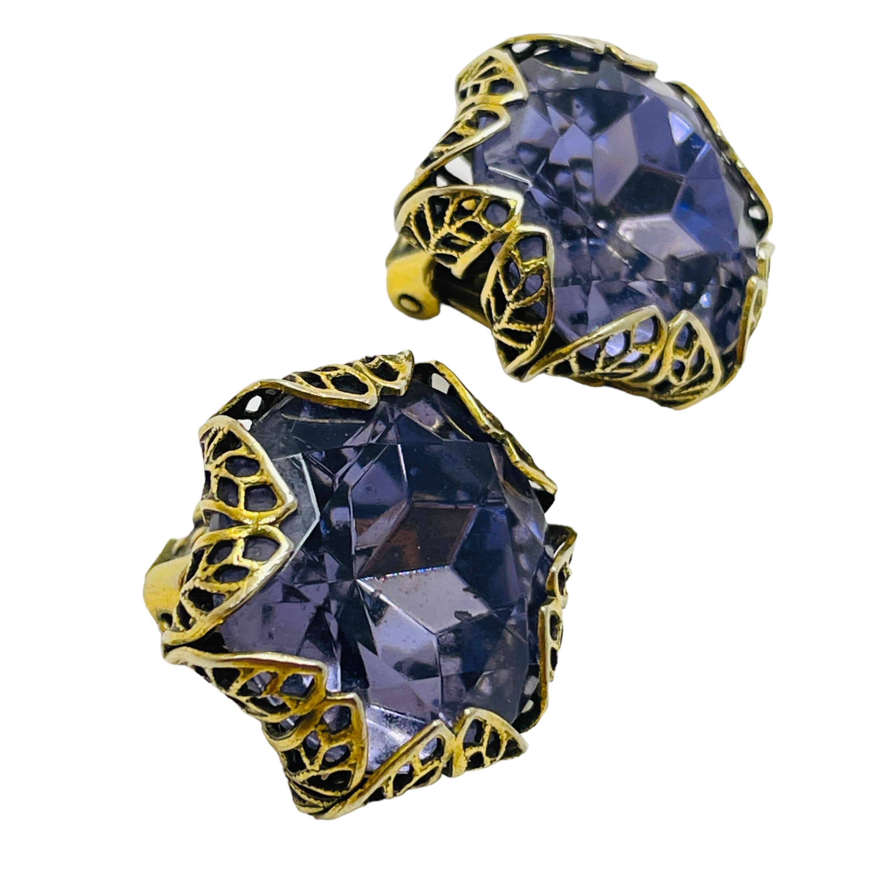 DETALLES

- sin signo

- tono dorado con cristal 

- pendientes vintage de diseño

MEDIDAS  

- 

CONDICIÓN

-  muy buen estado vintage con mínimos signos de desgaste 

 Código 44

❤️❤️  JOYAS DE DISEÑO VINTAGE ❤️❤️

❤️❤️  BOUTIQUE DE ALEXANDER  ❤️❤️