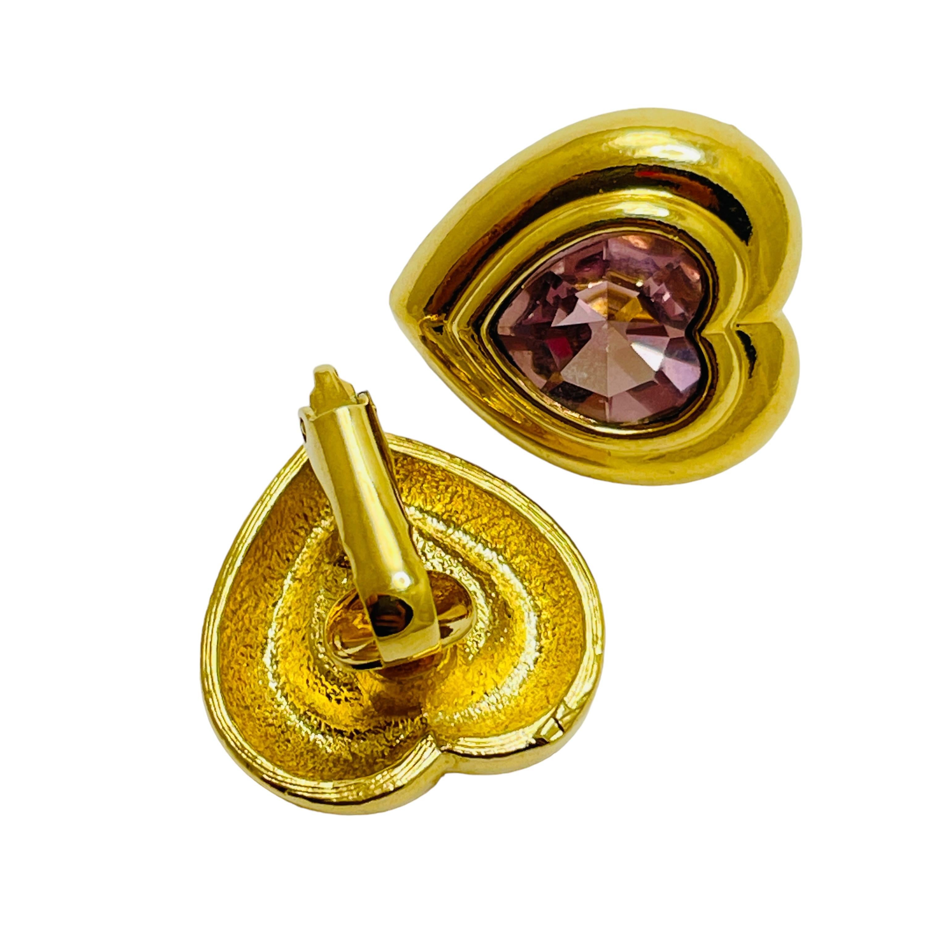 Vintage gold amethyst glass heart designer runway clip on earrings In Good Condition For Sale In Palos Hills, IL