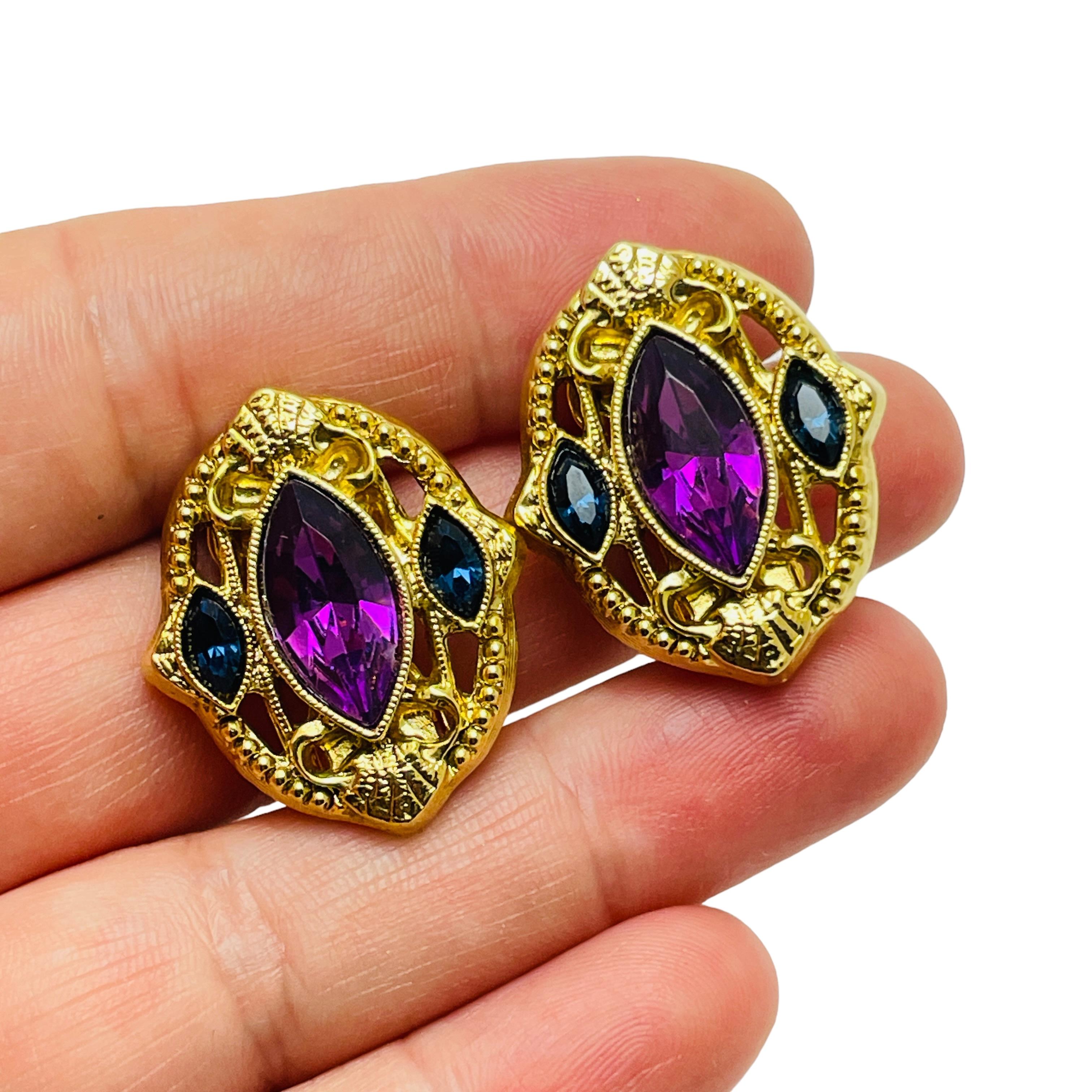 DETAILS

• unsigned

• gold tone with glass

• vintage designer runway earrings

MEASUREMENTS

• 

CONDITION

• excellent vintage condition with minimal signs of wear

❤️❤️ VINTAGE DESIGNER JEWELRY ❤️❤️
❤️❤️ ALEXANDER'S BOUTIQUE ❤️❤️