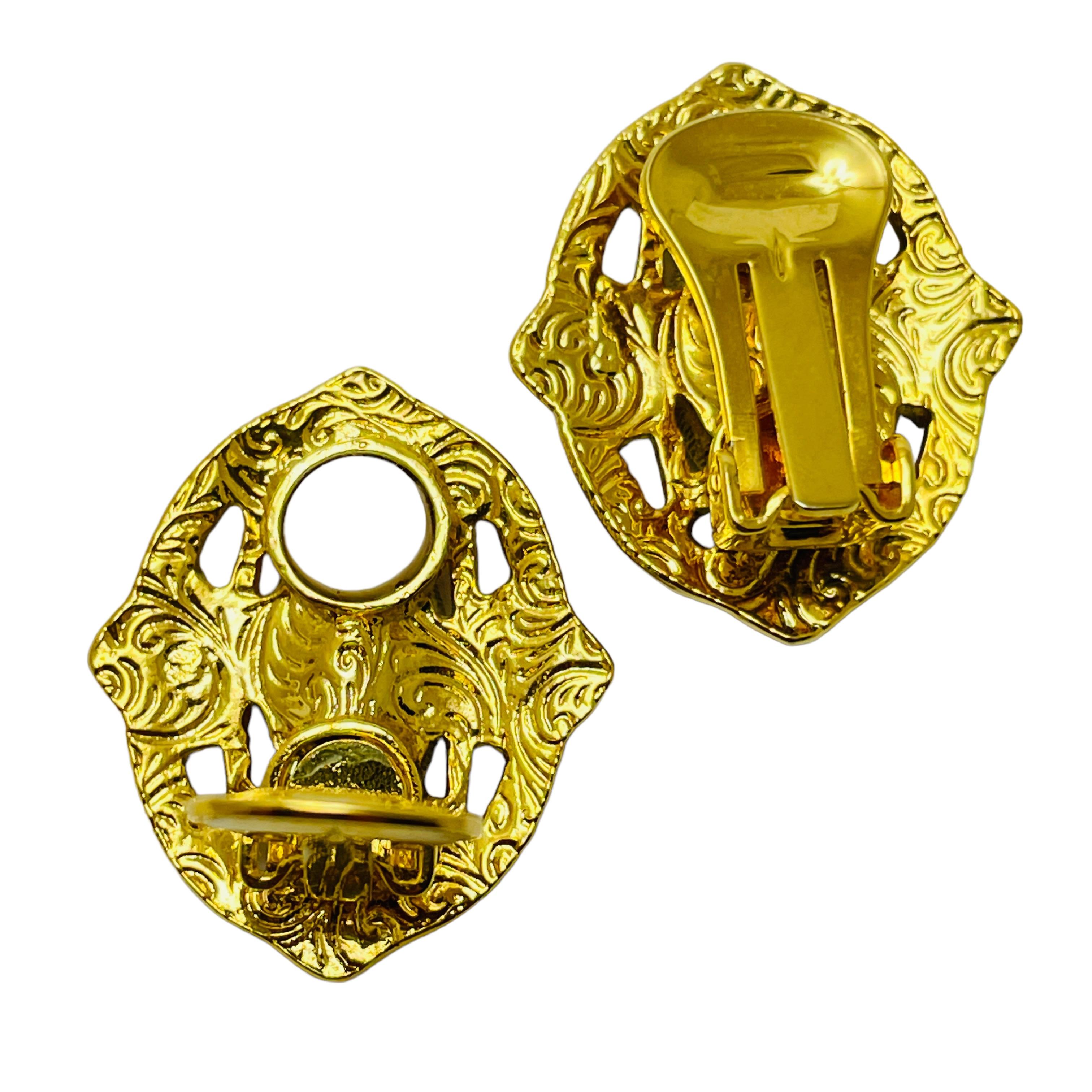 Vintage gold amethyst sapphire glass designer runway clip on earrings In Good Condition For Sale In Palos Hills, IL