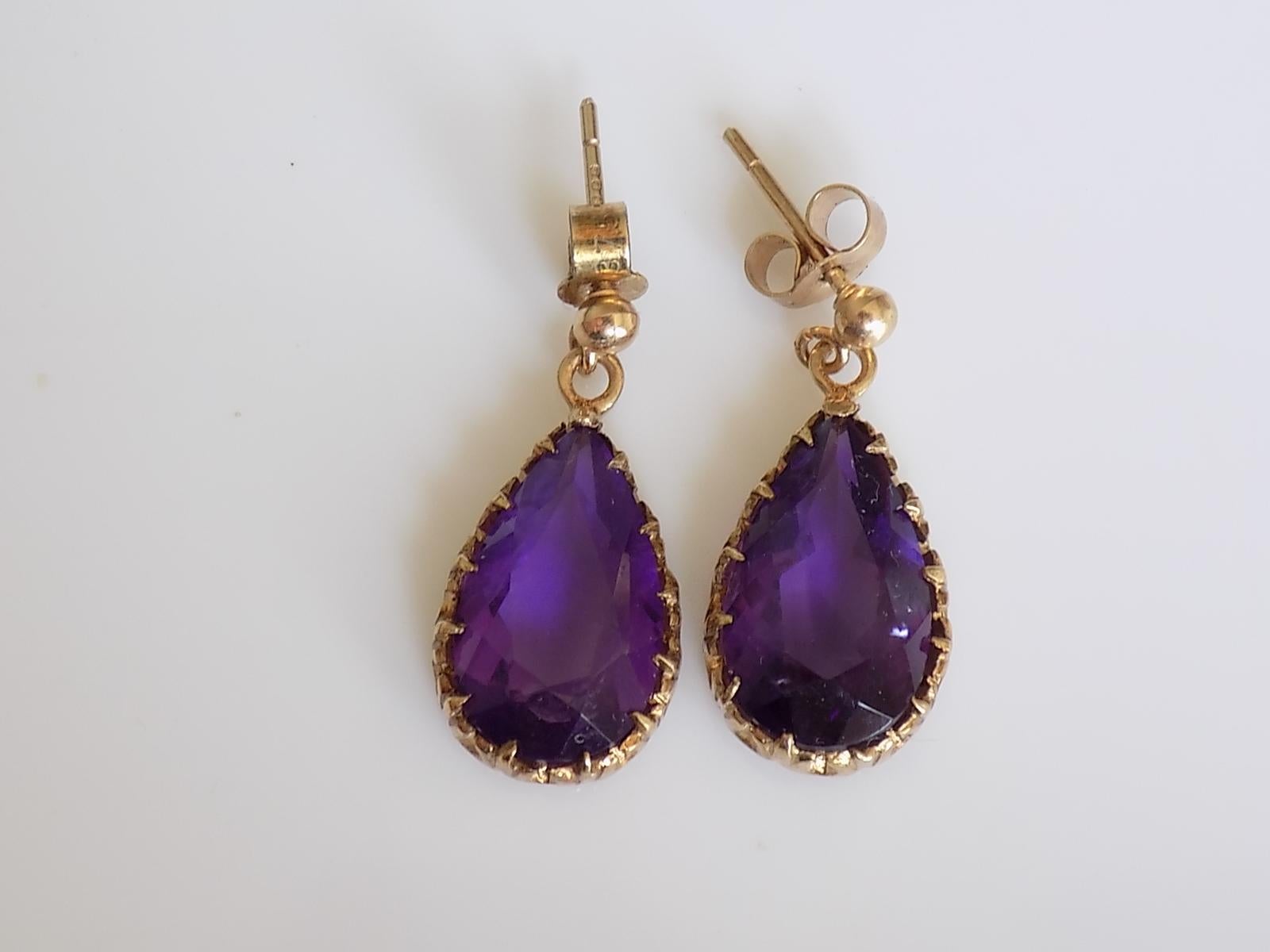 A Lovely Vintage 9 Carat Gold and Amethyst tear drop earrings. The stones in a beautiful crown style settings. English origin.
Drop including tops 23mm, width 10mm.
Weight 4.8gr.
Full London hallmark for 9 Carat gold and dated 1978.
The earrings in