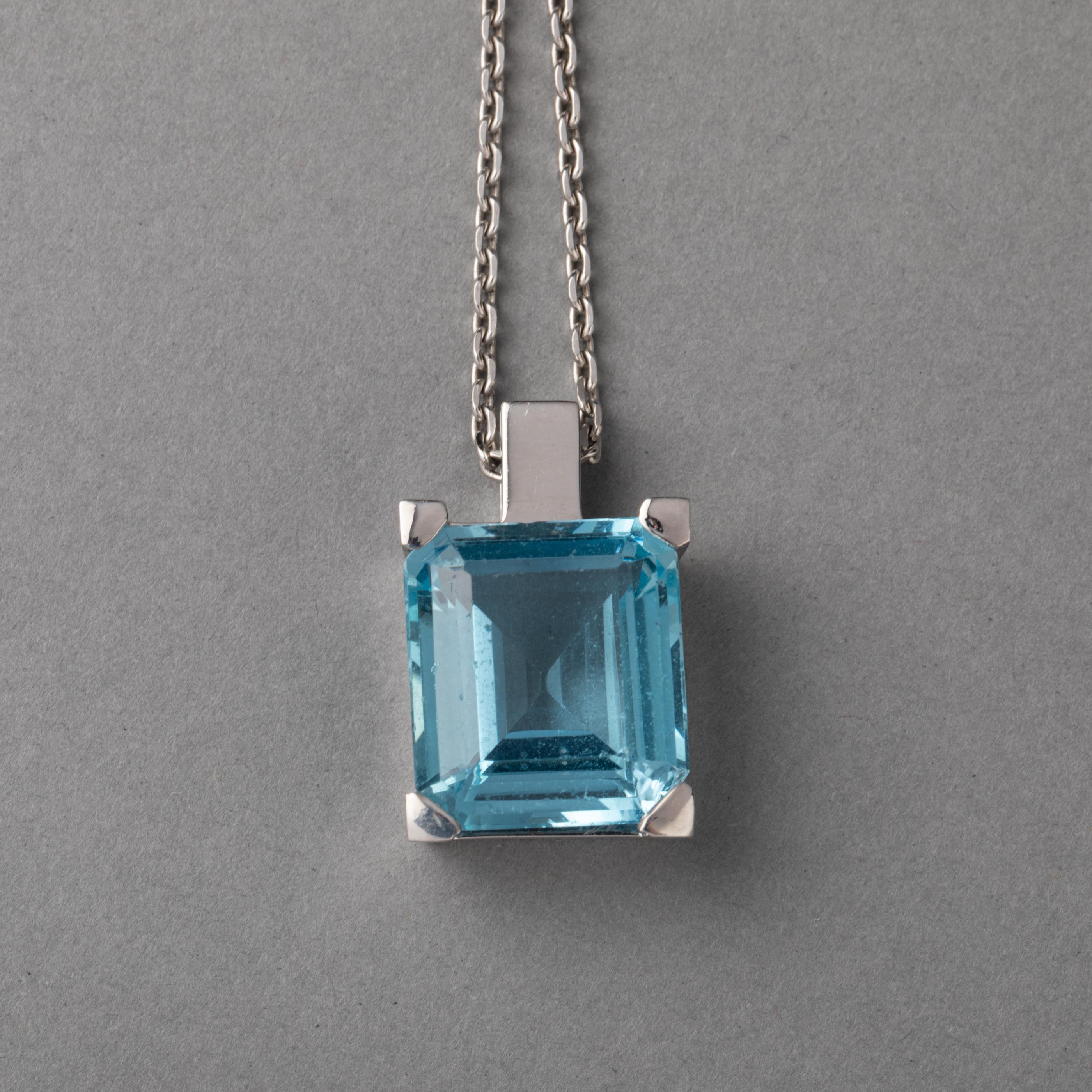 Vintage Gold und 12,93 Karat Aquamarin-Anhänger

Sehr schöner Vintage-Aquamarin-Anhänger. Französisch gemacht.
Die Fassung ist aus 18 Karat Weißgold.
Der Aquamarin wiegt schätzungsweise 12,93 Karat (14,3*16,1*8,2 mm). Dies ist eine Schätzung des