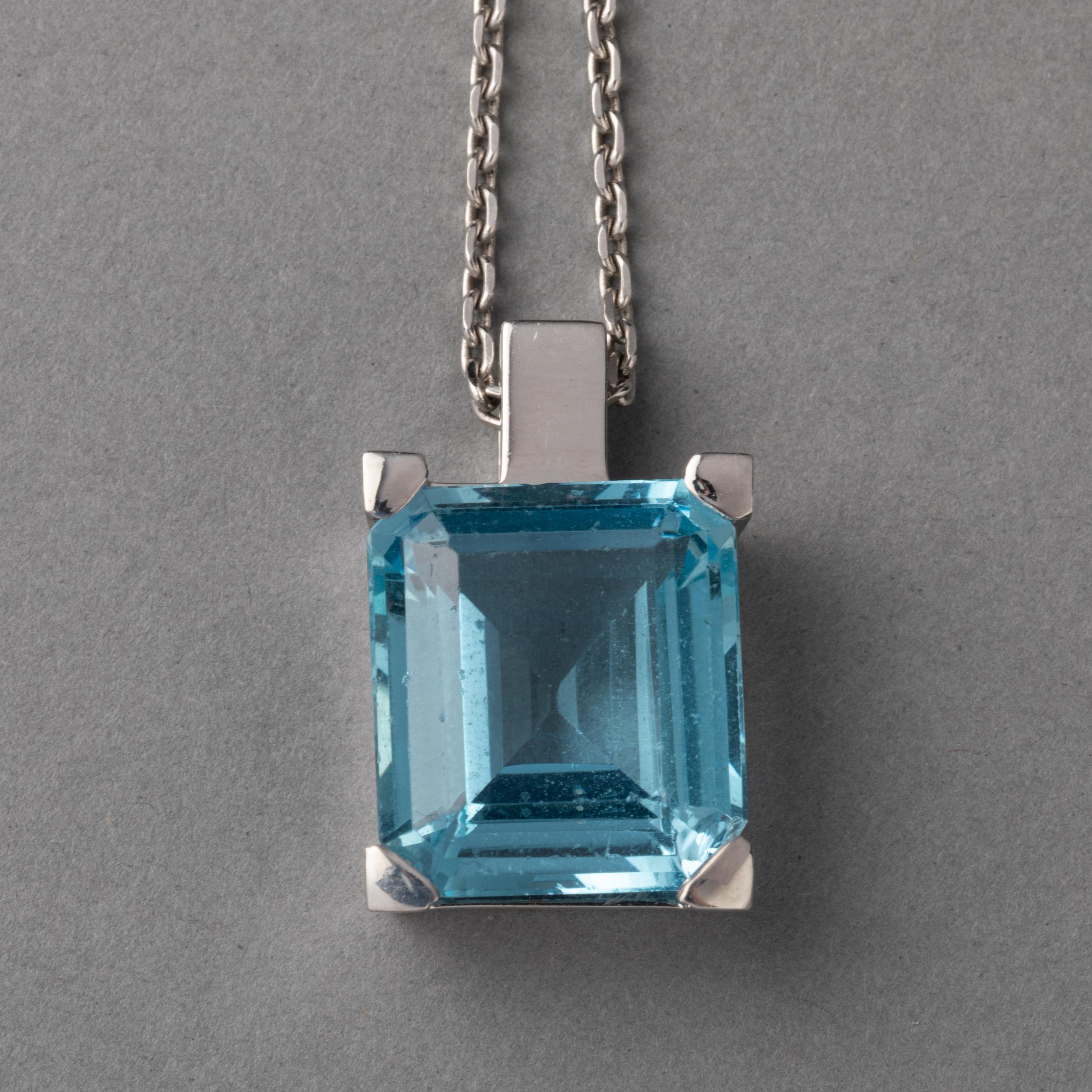 Anhänger aus Gold und 12,93 Karat Aquamarin (Smaragdschliff) im Angebot