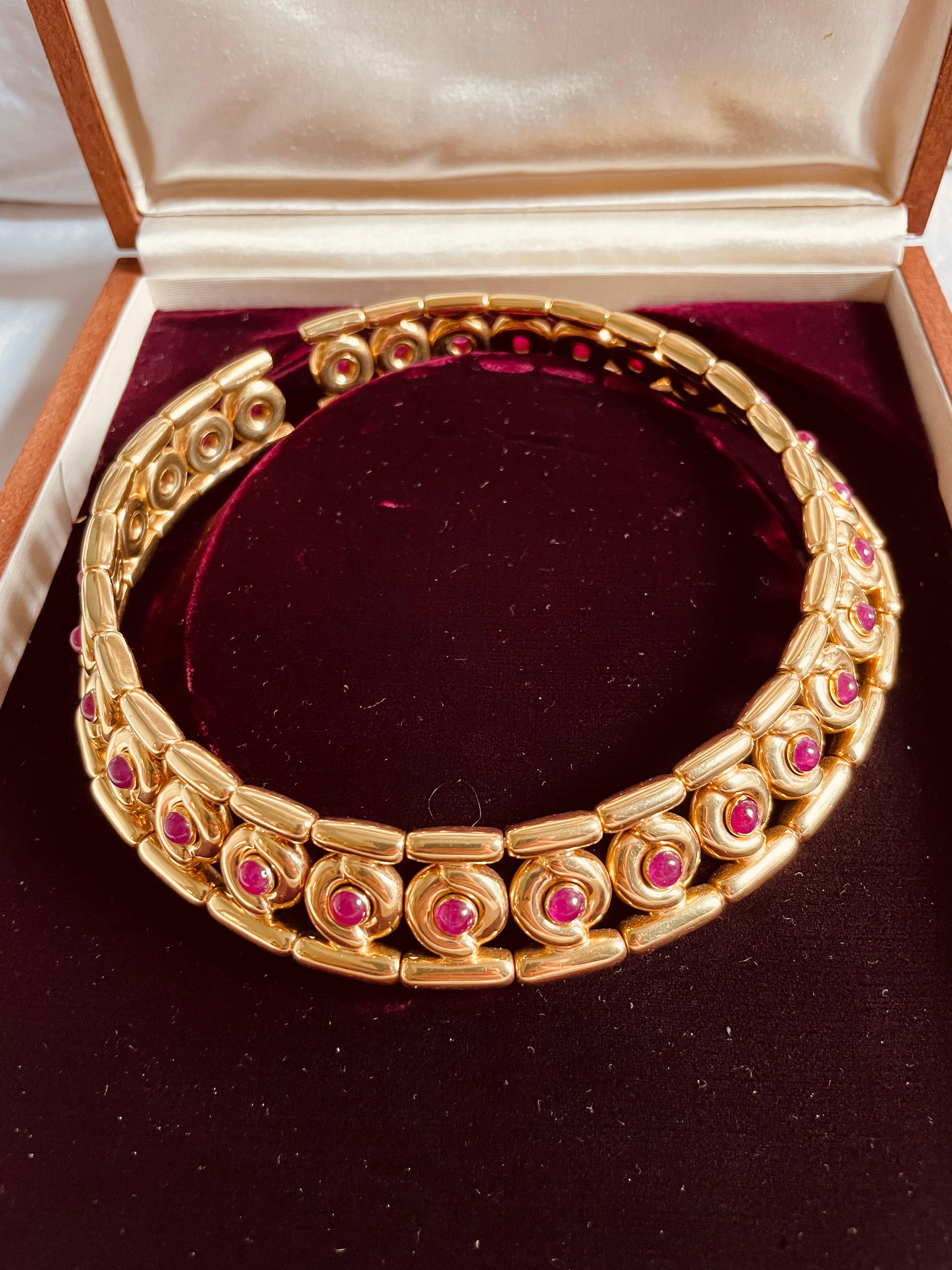 A stunning gold and ruby Chocker signed Faraone Milano, dated 1975s, 
18 Karat Yellow Gold  Cabochon round Rubies Choker Necklace by Faraone

This super chic choker style necklace features a solid 18k yellow gold design one line of 29 round
