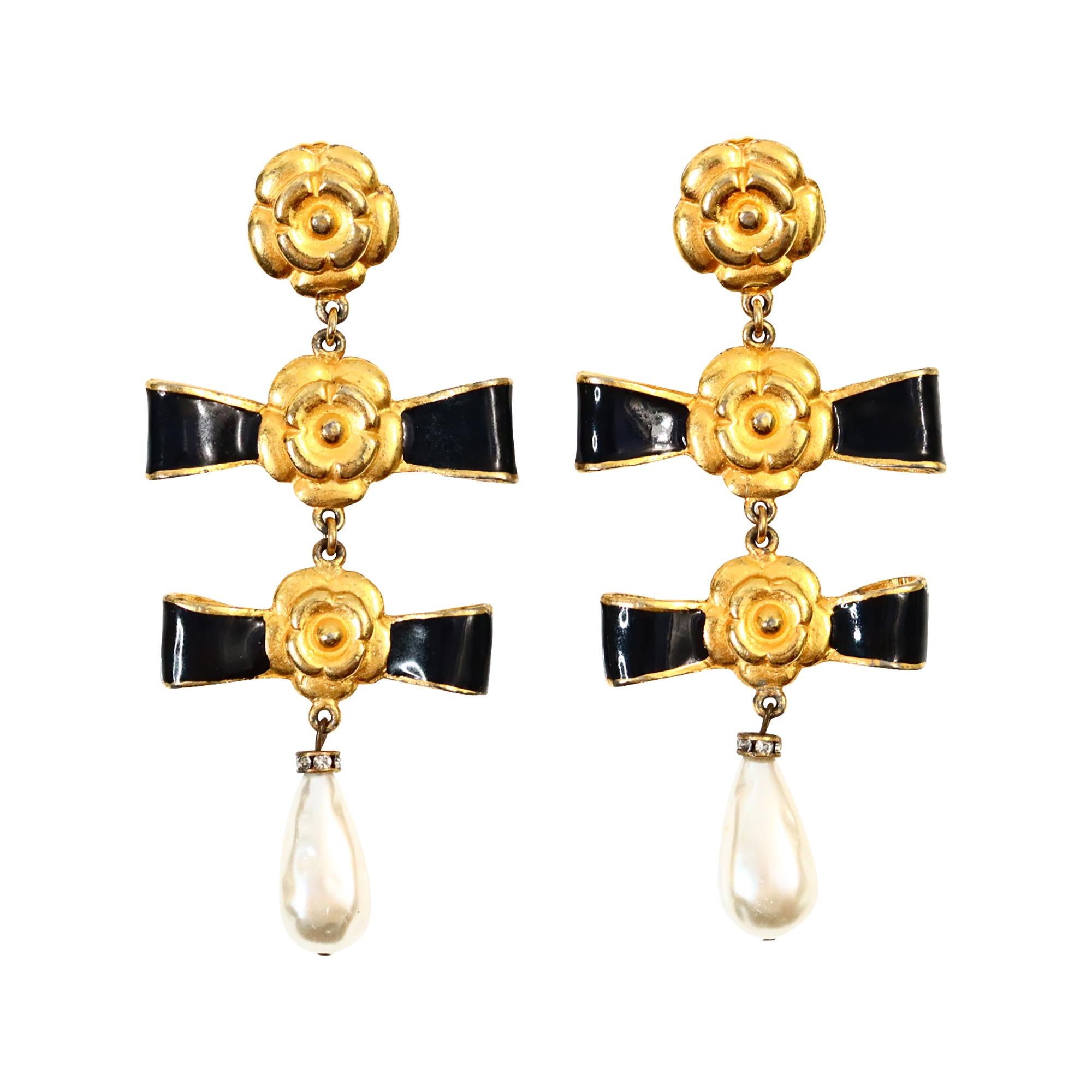 Pendientes vintage de oro y esmalte azul con falsa perla colgante, circa años 80. Estos pendientes son una pasada y recuerdan a un broche de Chanel que se exhibe actualmente. Poseen todas las cualidades que Chanel representa. Uno de mis artículos