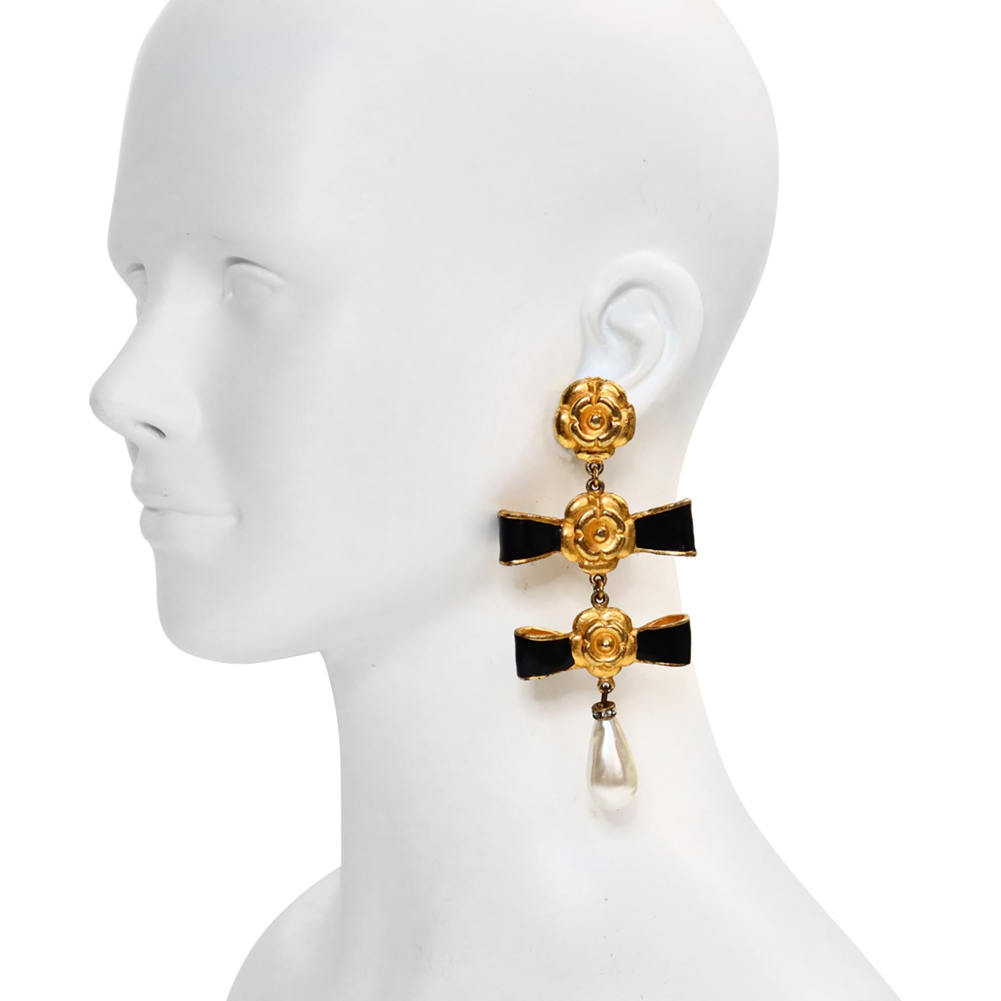 Femenino o masculino Pendientes vintage de oro y esmalte azul con falsa perla colgante Circa años 80 en venta