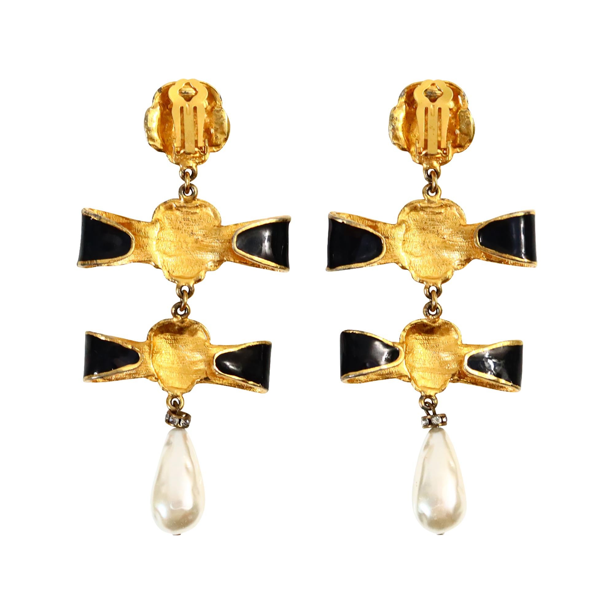 Pendientes vintage de oro y esmalte azul con falsa perla colgante Circa años 80 en venta 1