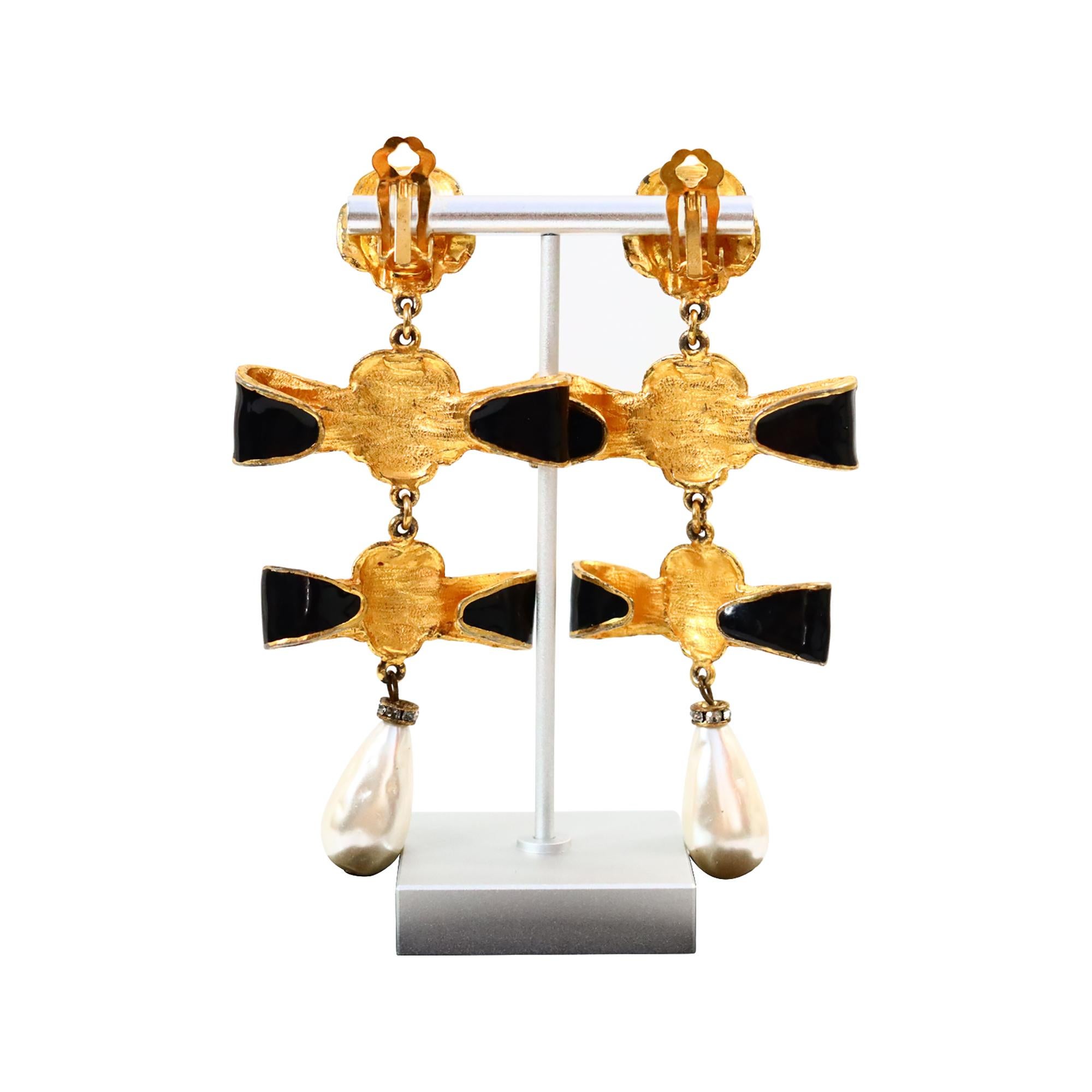 Pendientes vintage de oro y esmalte azul con falsa perla colgante Circa años 80 en venta 4