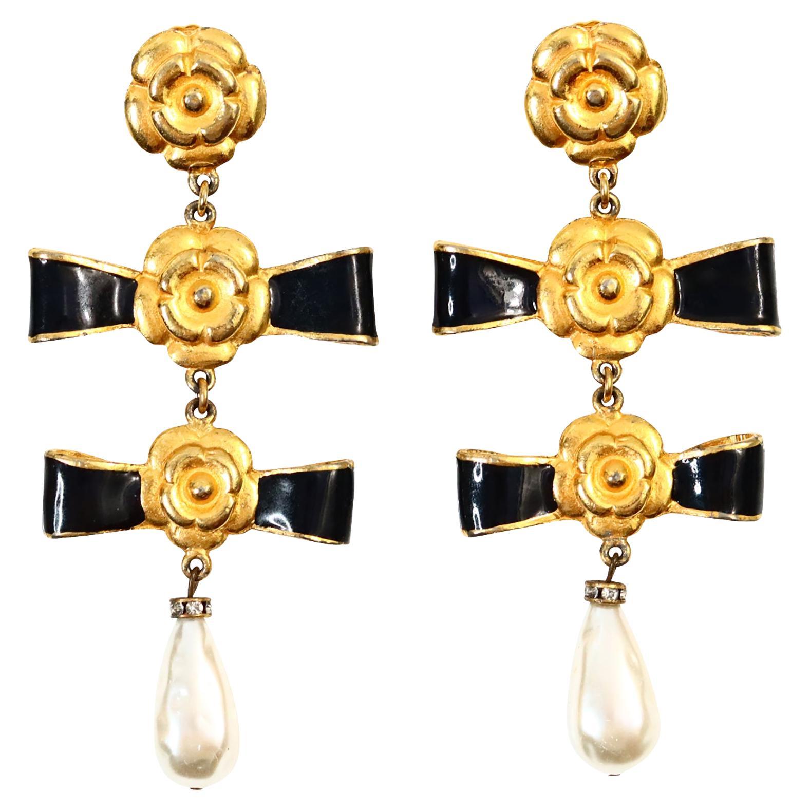 Pendientes vintage de oro y esmalte azul con falsa perla colgante Circa años 80 en venta
