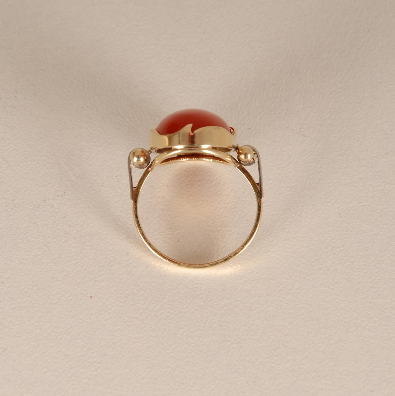 Mid century 14K yellow and white gold ring statement ring
Large cabochon carnelian stone
condition very good
Marked 14K Gold
Origin: Netherlands Hallmarked
Size 17.5
Very good condition