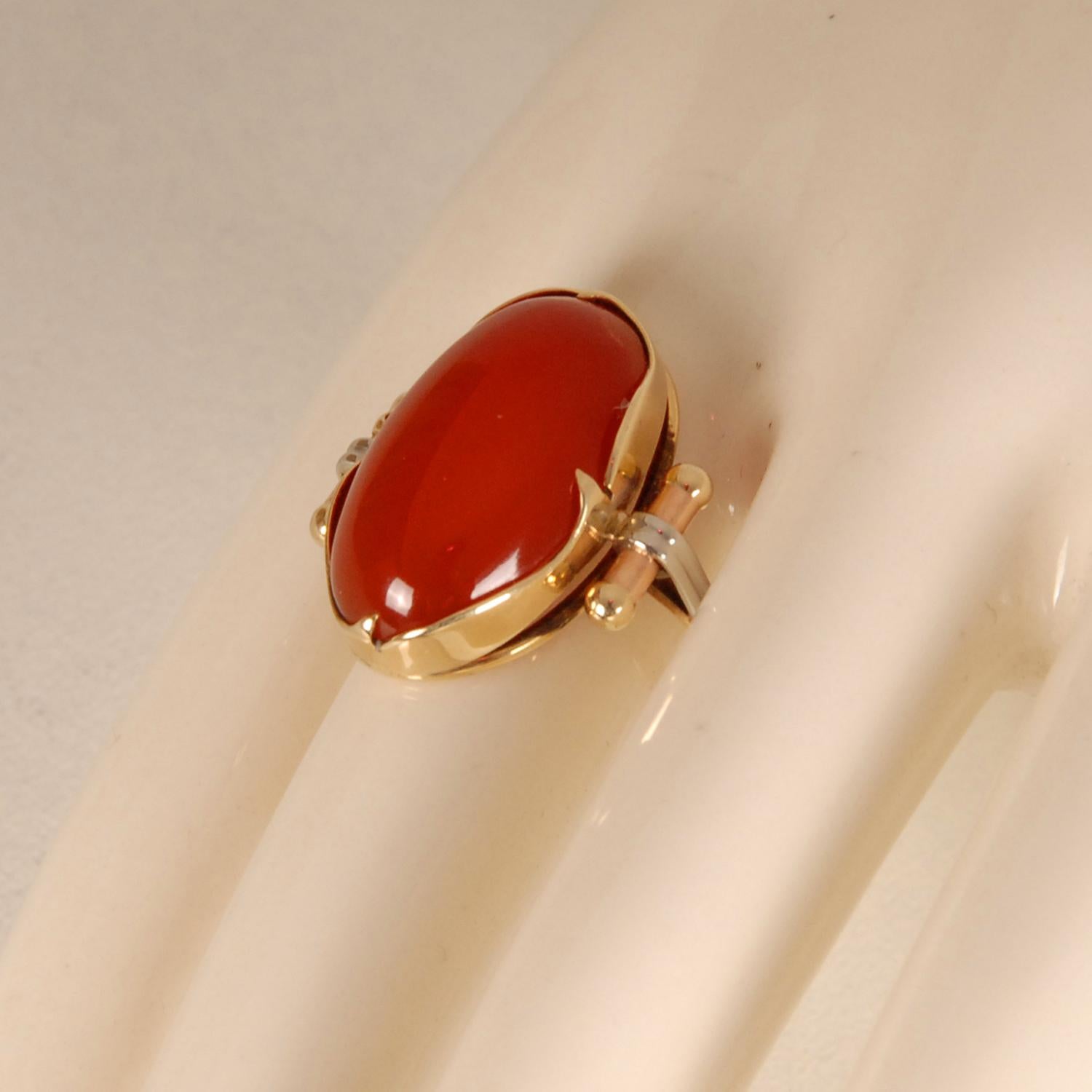 Mid Century Gold Ring with Cabochon Cut Agate Carnelian In Good Condition For Sale In Wommelgem, VAN