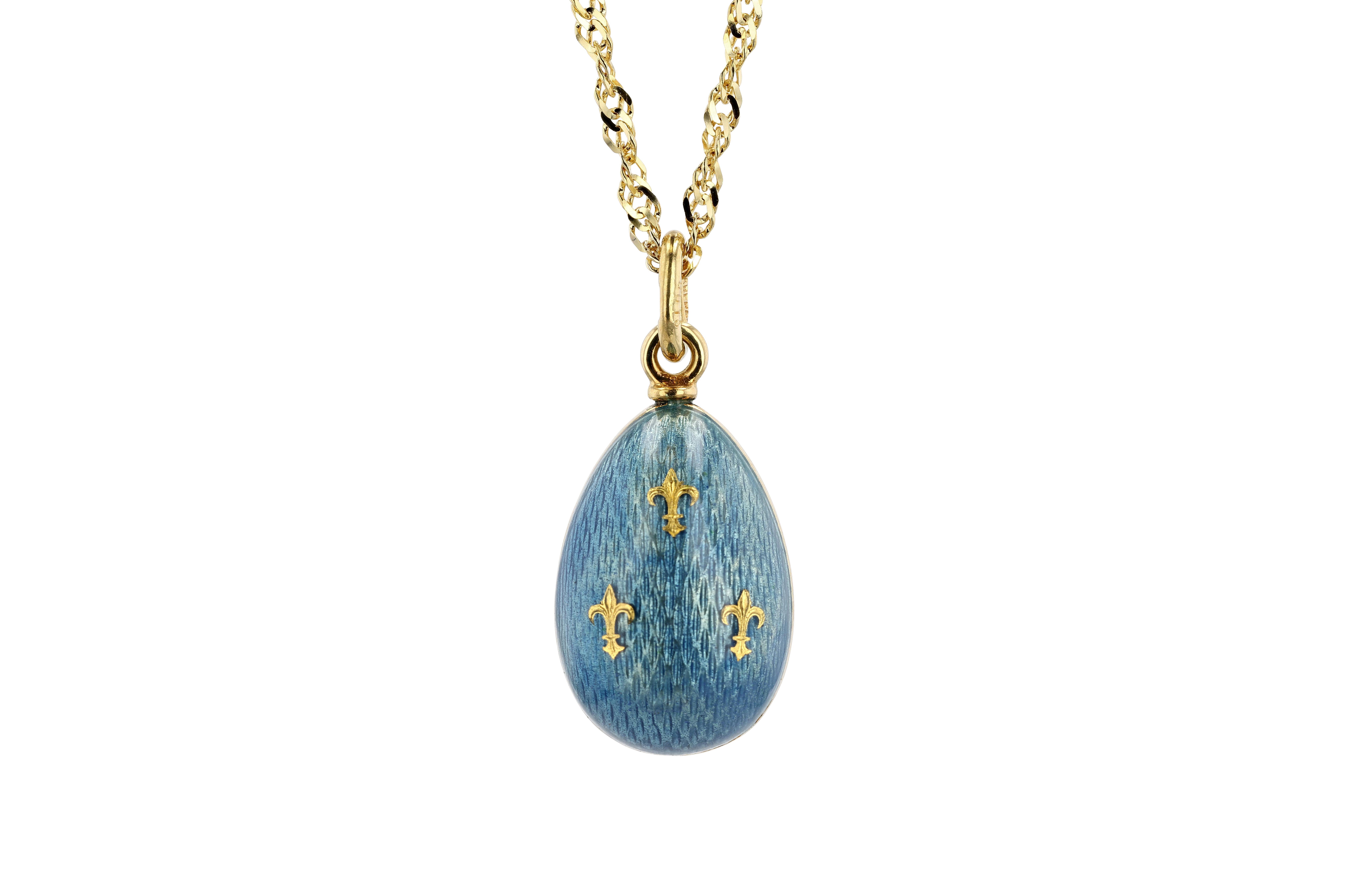 Vintage Gold and Cloissone Enamel Faberge Egg Pendant  with Fleur-De-Lis In Excellent Condition For Sale In Princeton, NJ