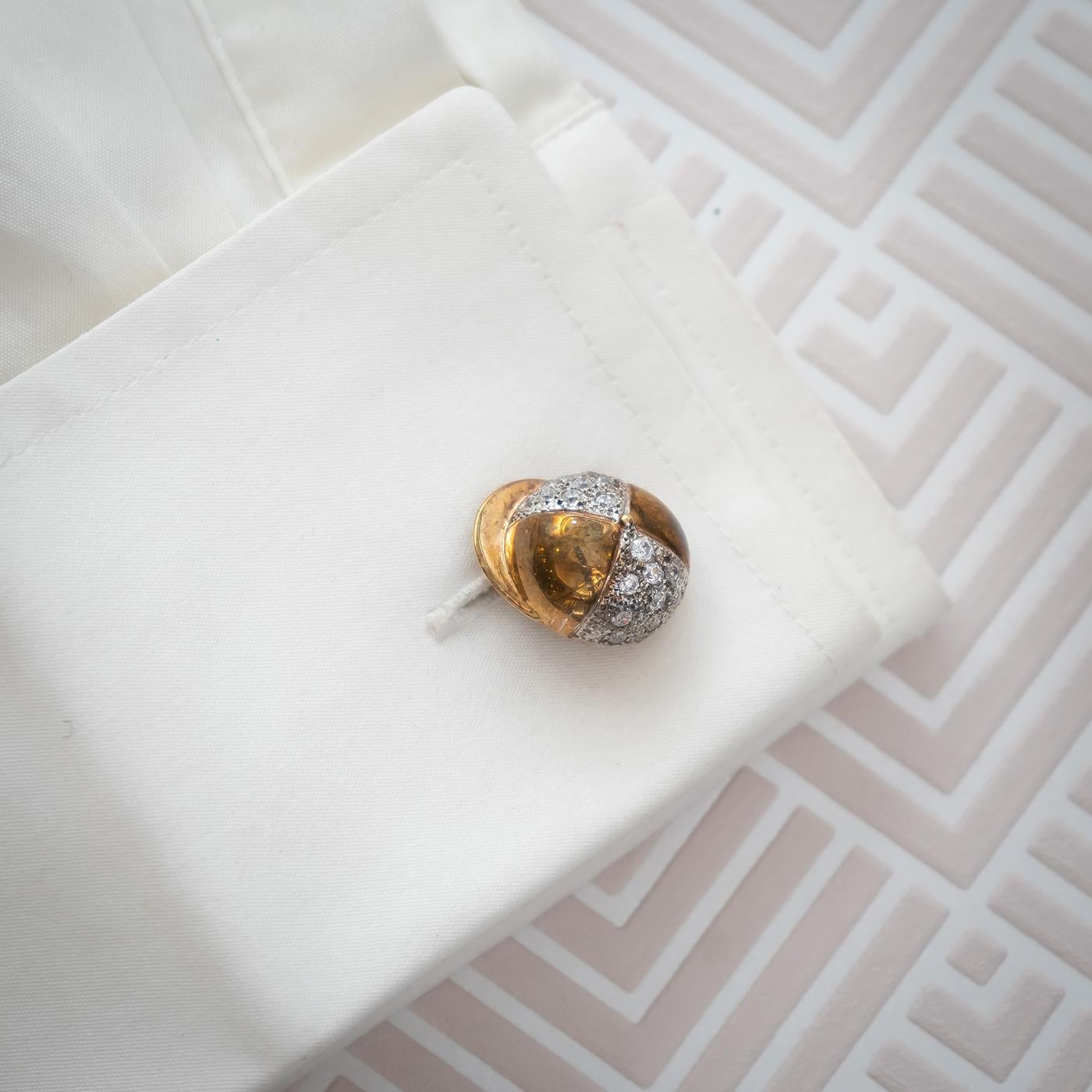 Coppia di gemelli da fantino vintage, in oro e zirconi, con ciascun gemello disegnato come un berretto da fantino e un frustino, con zirconi rotondi taglio brillante incastonati, montati in oro 9 ct, con catenella, con Punzone di Dublino, con