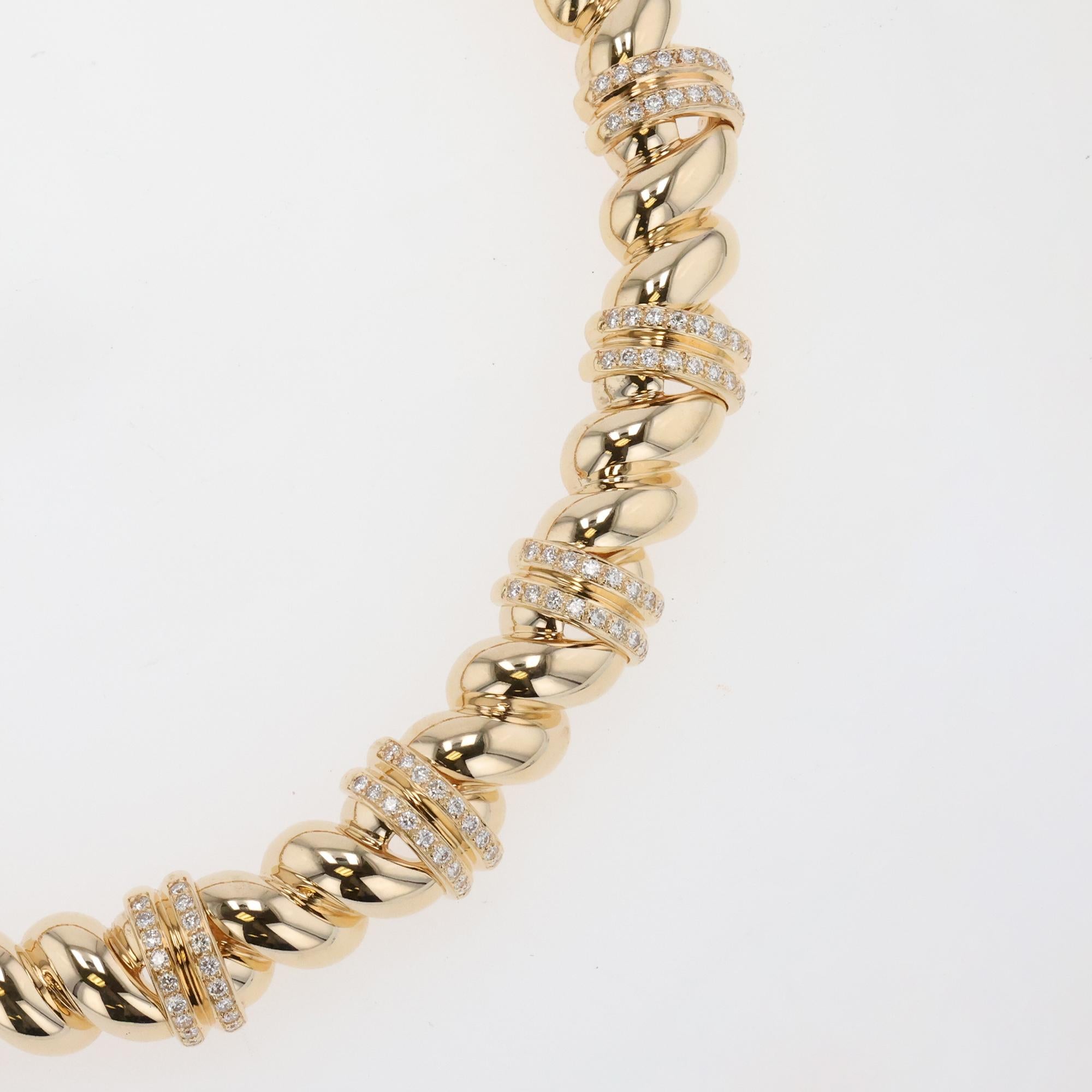 Vintage 14kt Gelbgold Kragen Halskette mit Scharnier Twist Links und 10 doppelte Reihe
Diamantabschnitte mit 180 runden Diamanten im Brillantschliff mit einem Gewicht von 4,55ctw,
G bis H in der Farbe und VVS bis VS in der Reinheit. circa 2000s