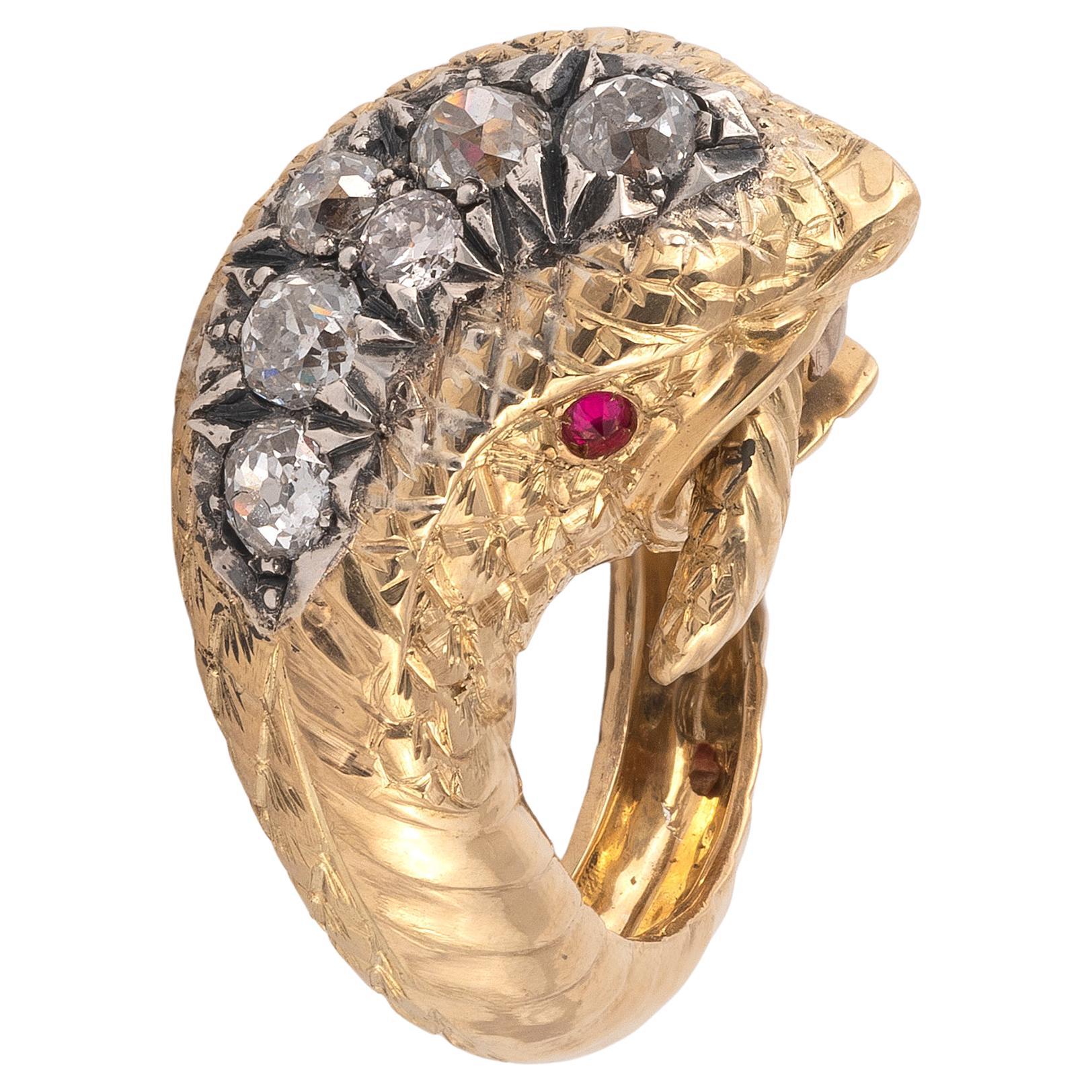 Schlangenform mit diamantbesetztem Kopf und Rubinen als Augen. Die Diamanten wiegen etwa 1,5 Karat.

Größe: 7

Gewicht: 13,8 g

