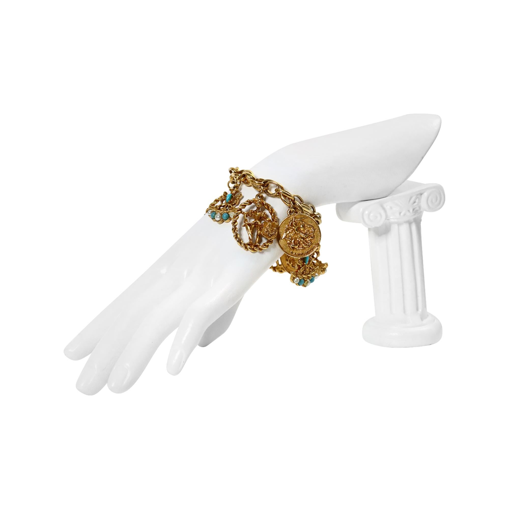 Bracciale con charme in oro e finto turchese d'epoca, anni '80 circa In condizioni buone in vendita a New York, NY