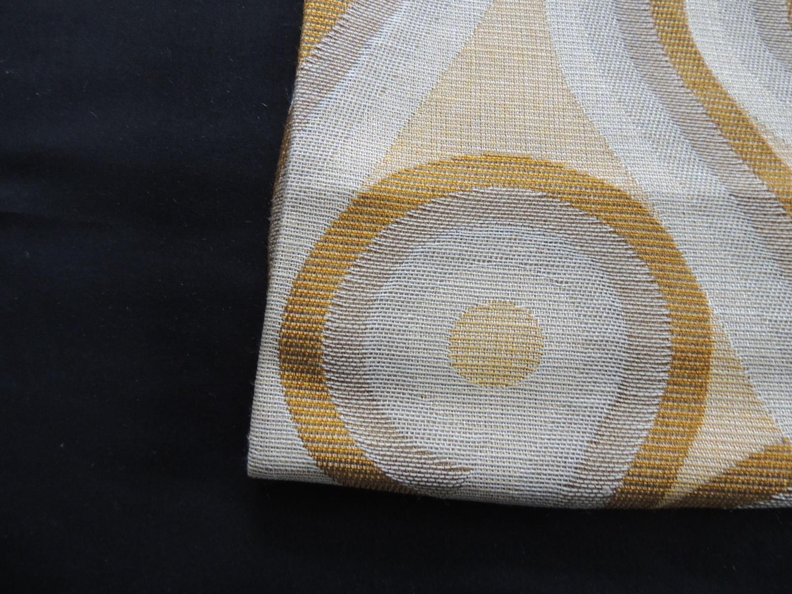 Vintage gold and grey woven deco pattern textile.
Previously made into curtains.
Sold as is.
Ideal for pillows, upholstery or window shades.
Found at the Paris flea market.
Size: 44