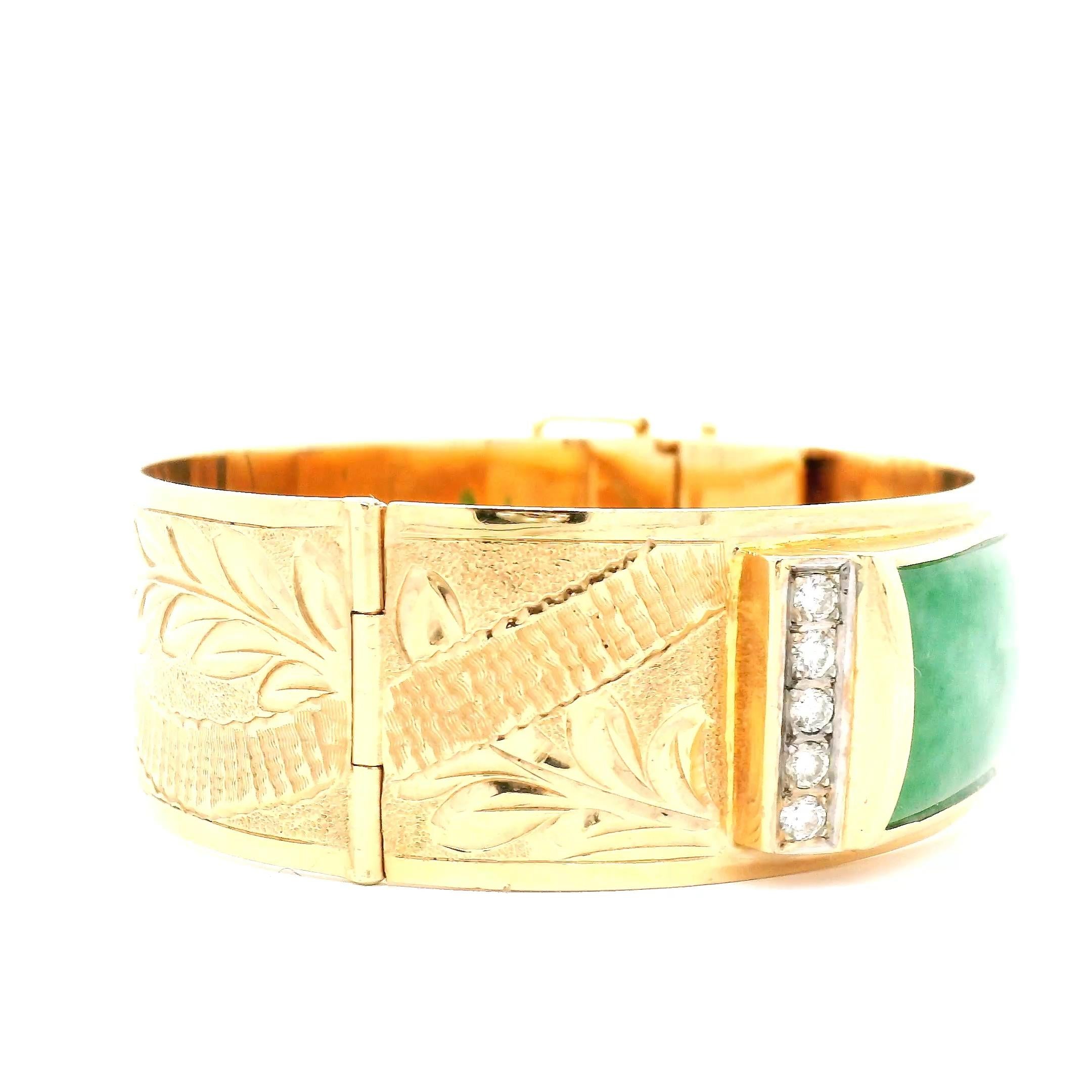 Vintage-Armband im Stil des 20. Jahrhunderts aus Gelbgold. Geätztes Blattbandmuster um das gesamte Armband. 
Rechteckiger Cabochon  Jadeit Jade entlang der Oberseite mit runden Diamanten Streifen Enden.  Bestehend aus:

14k Gelbgold Armband 3/4