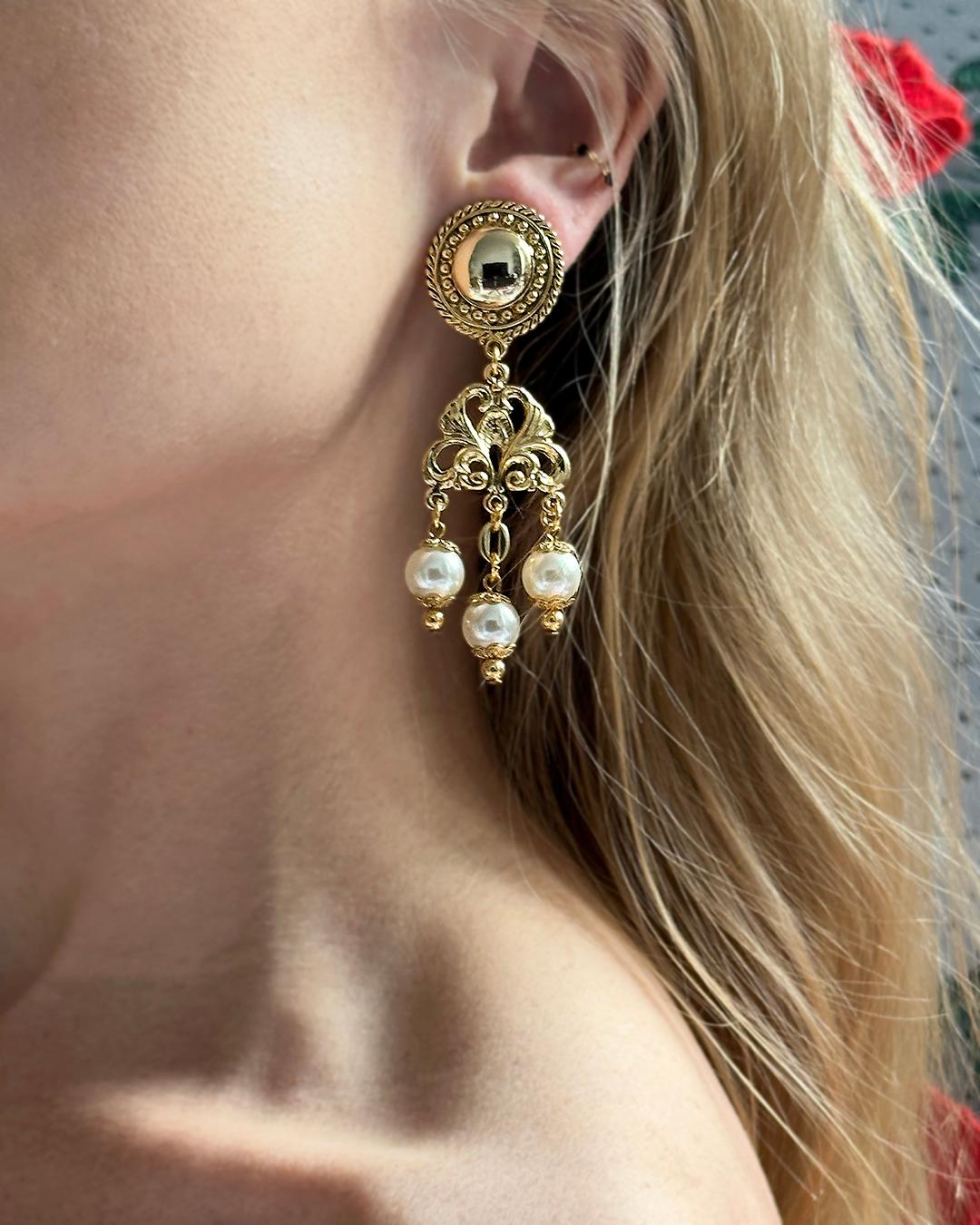 Gold- und Perlen-Chandelier-Ohrringe im Zustand „Hervorragend“ im Angebot in New York, NY
