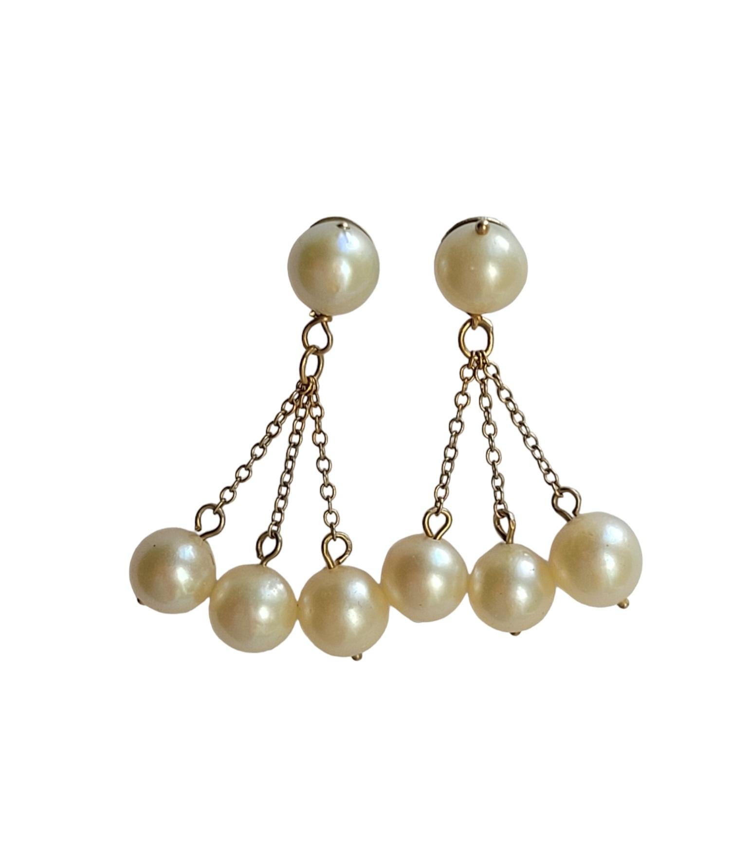A PAIR OF LOVELY VINTAGE 9 CARAT YELLOW GOLD AND CULTURED PEARL DROP EARRINGS FOR PIERCED EARS.

PEARLS  7mm.
TOTAL DROP 35mm. 
BUTTERFLIES MARKED 9CT FOR 9 CARAT GOLD.
WEIGHT 5.3gr.

THE EARRINGS IN GOD CONDITION AND READY TO WEAR.