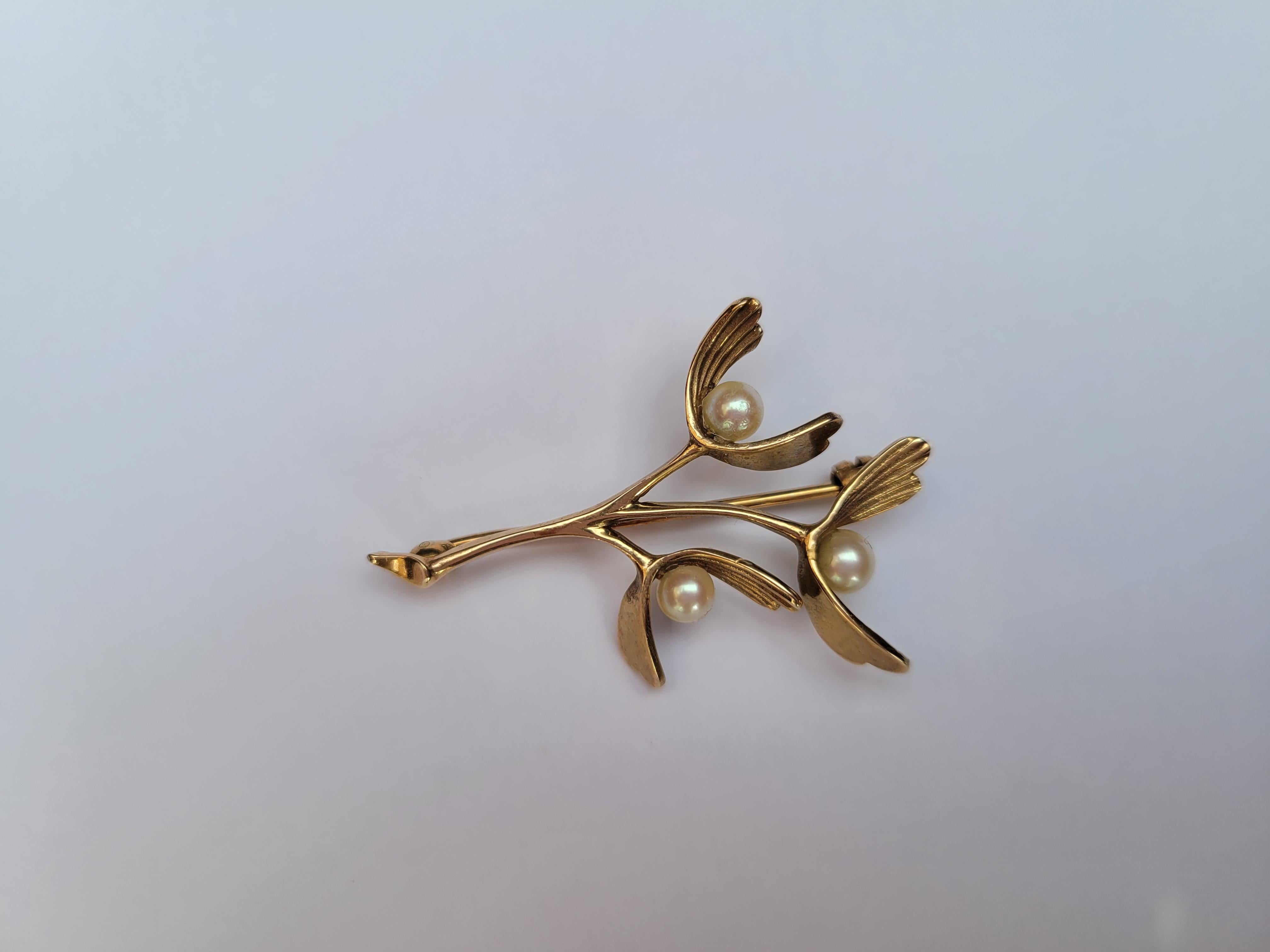 A lovely Vintage c.1960 9 Carat Gold and Cultured Pearl brooch in the form of a Mistletoe. Perfect as a gift. English origin.

Mistletoe represents romance, fertility, and vitality.

Length 43mm.
Width 30mm.
Weight 4.1gr.
Fully hallmarked for 9