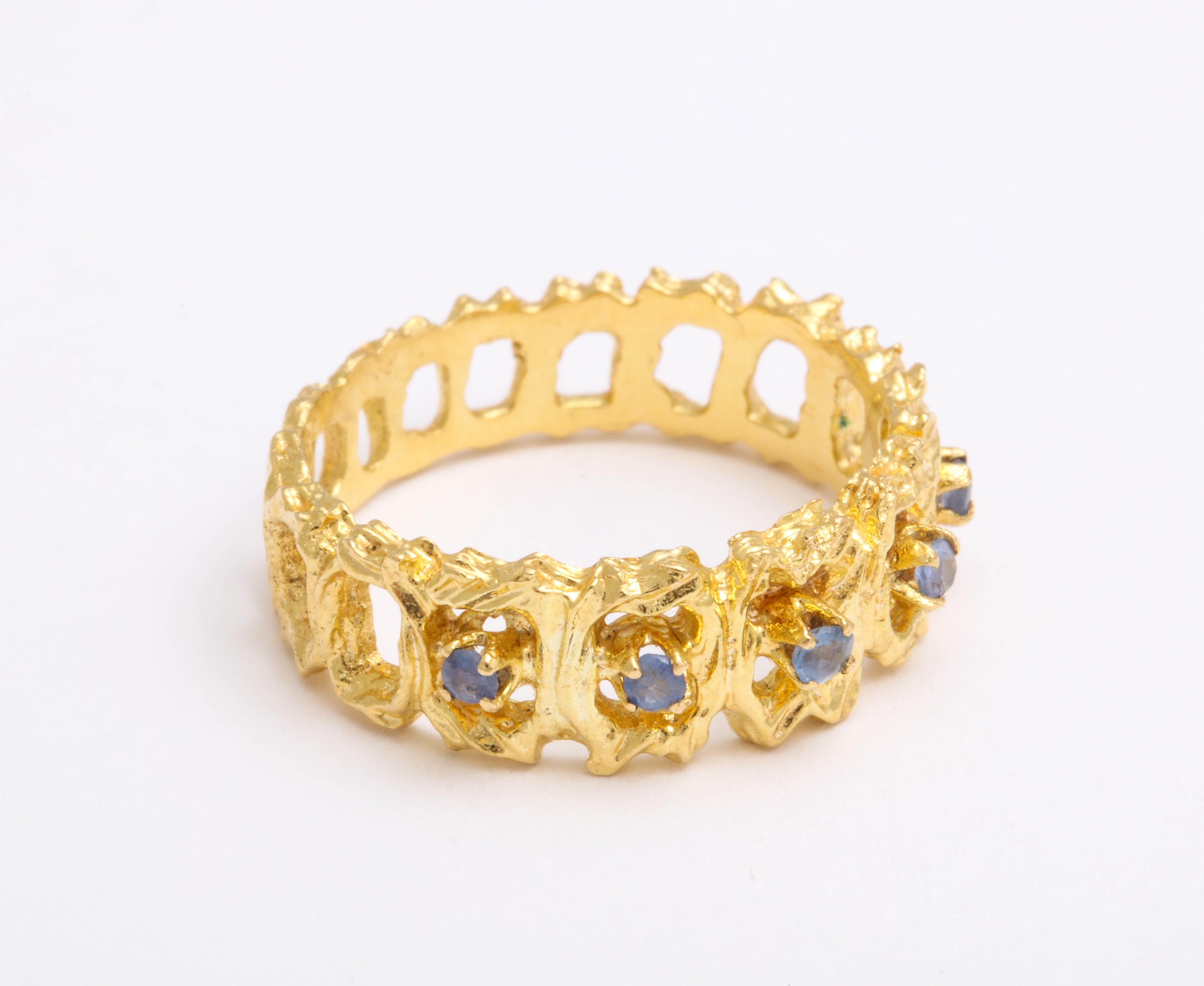 Round Cut Vintage Gold and Sapphire Band Ring For Sale