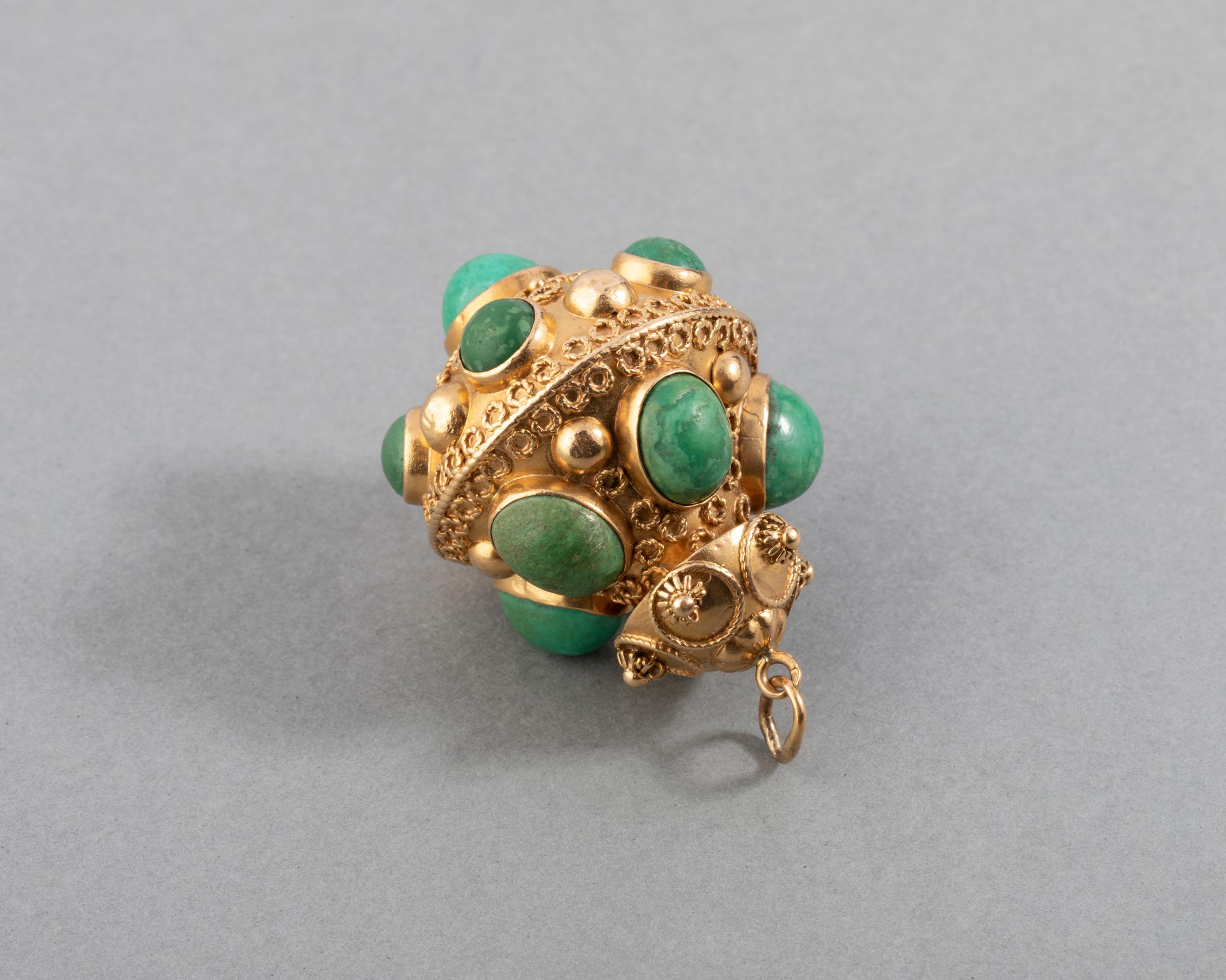 Vintage Gold and Turquoises Charm In Good Condition In Saint-Ouen, FR