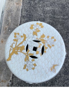 Sedile da giardino con fiori bianchi e oro vintage