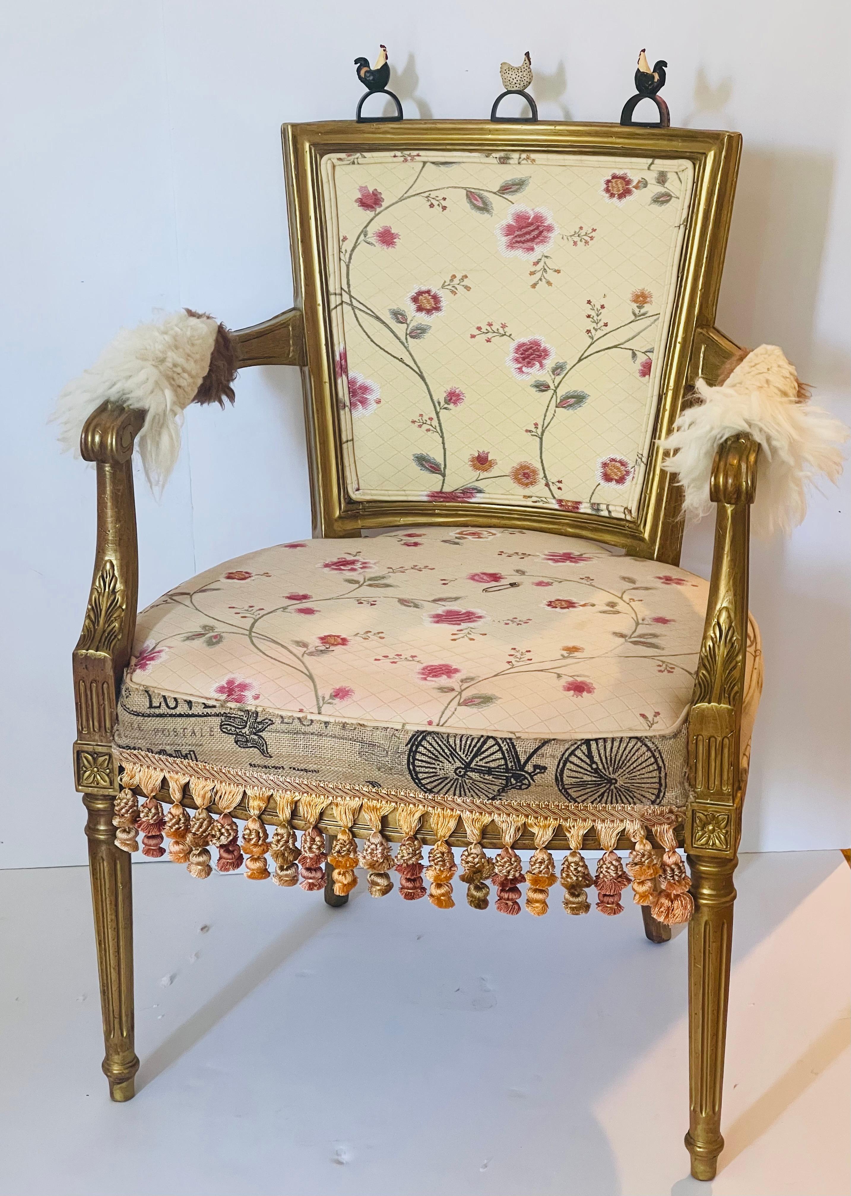 Vintage Sessel Goldton tedisigned und verschönert mit Quaste trimmen, Schaffell Fell, Französisch Sackleinen und Hühnerfiguren. Einige kleine Farbverluste unterstreichen den Charakter. Einzigartiges Design von Antika Gallery. 