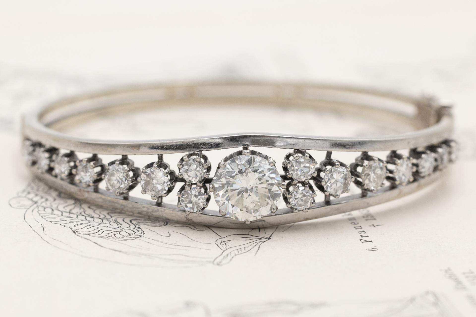 Unique bracelet with diamonds in brilliant cut.

We present an exceptional bracelet decorated with numerous diamonds with a total weight of approximately 5.07 ct. These stones have been carefully selected, and their color is in the H-K range, with a