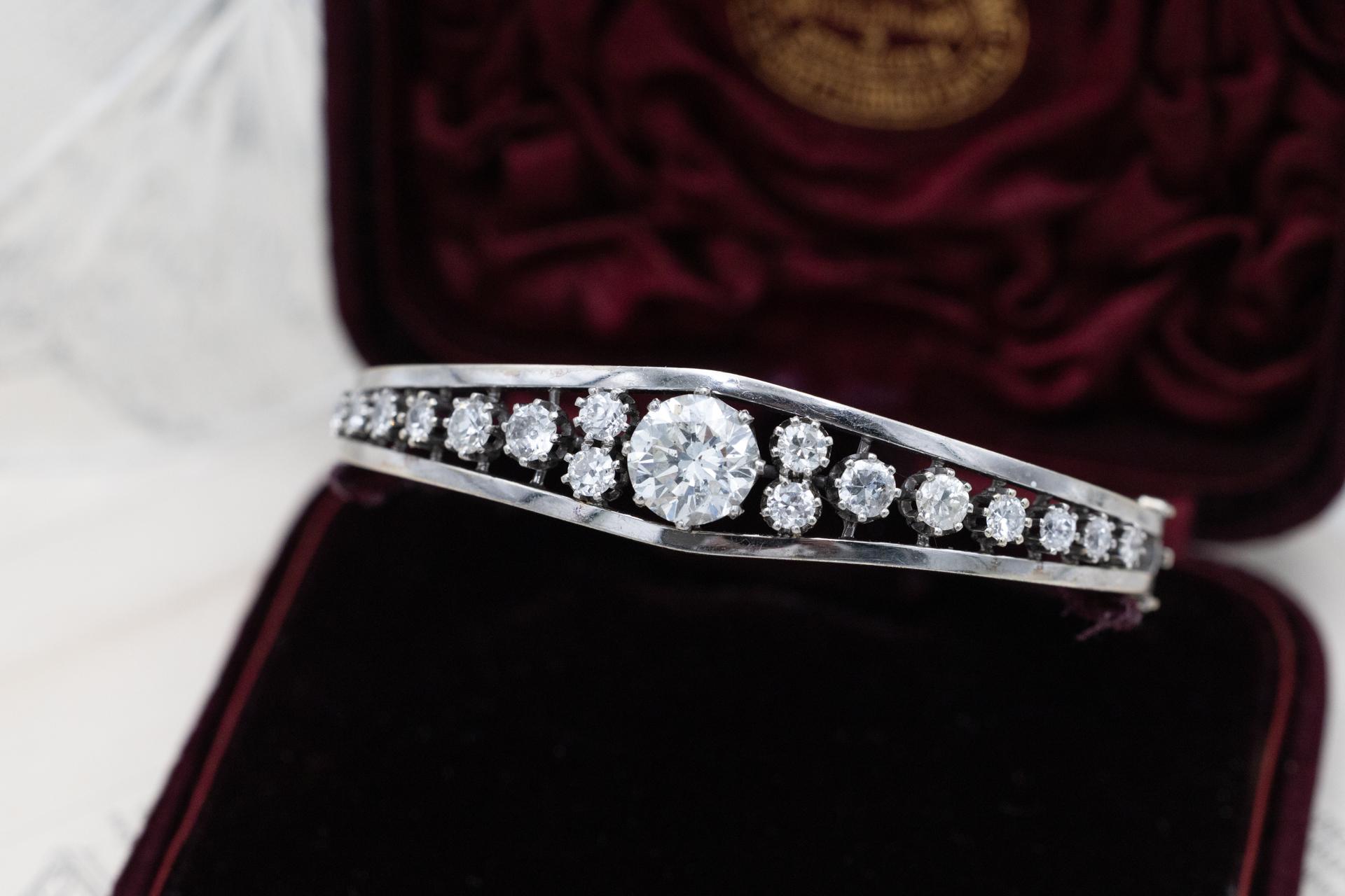 Brilliant Cut Vintage gold bangle bracelet with 5.07ct diamonds, central diamond 2.82ct For Sale