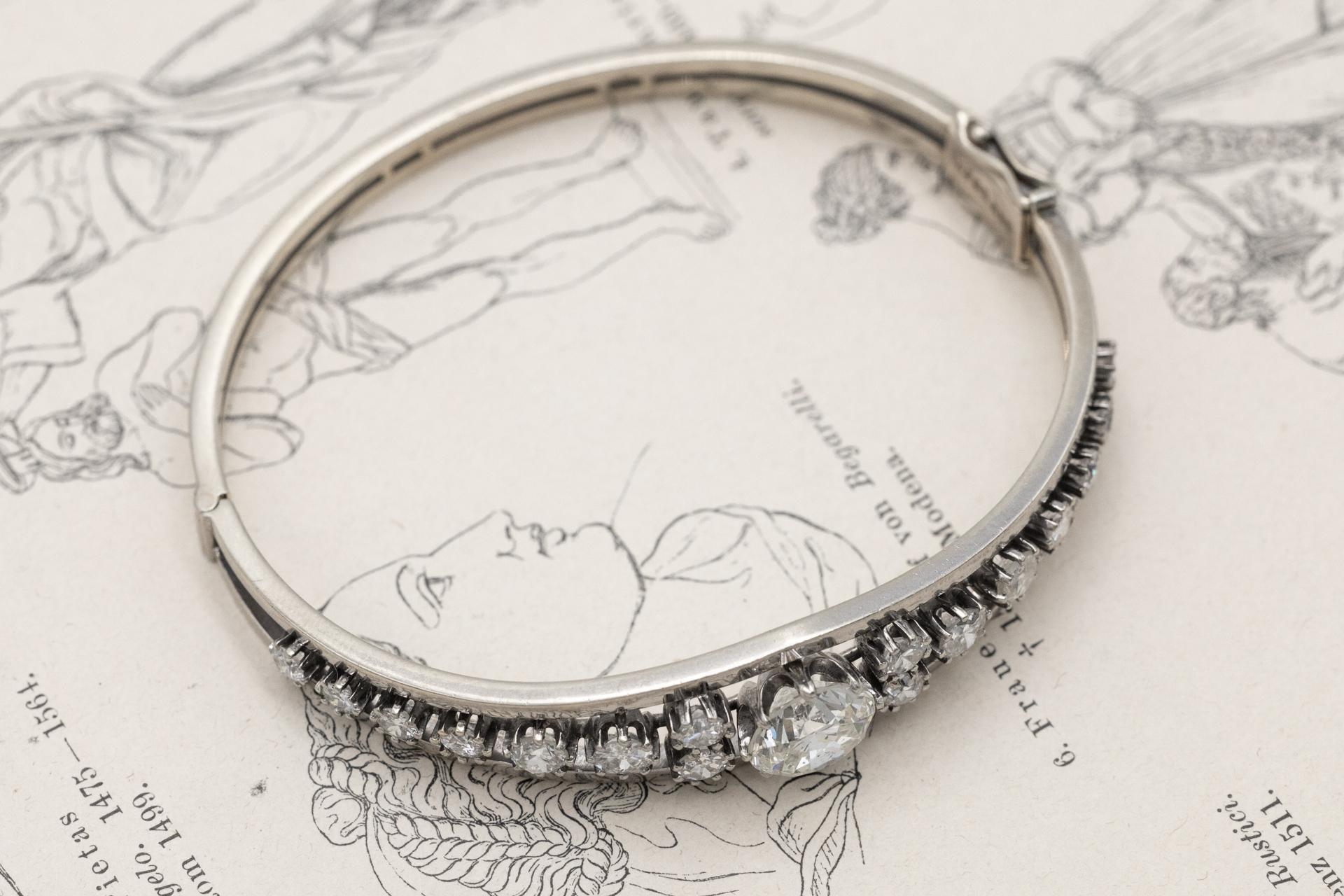 Vintage gold bangle bracelet with 5.07ct diamonds, central diamond 2.82ct In Good Condition For Sale In Chorzów, PL