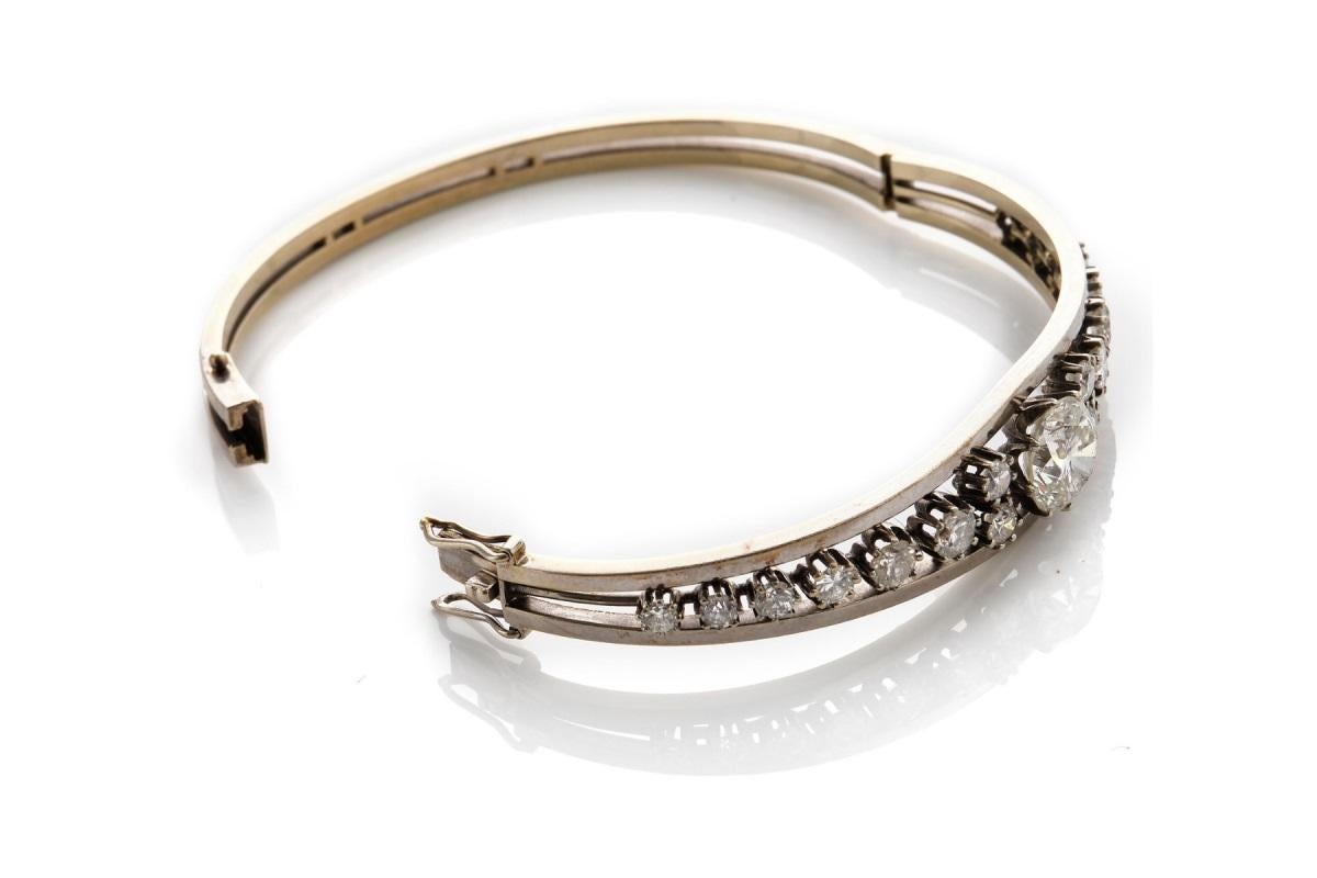 Vintage gold bangle bracelet with 5.07ct diamonds, central diamond 2.82ct For Sale 1