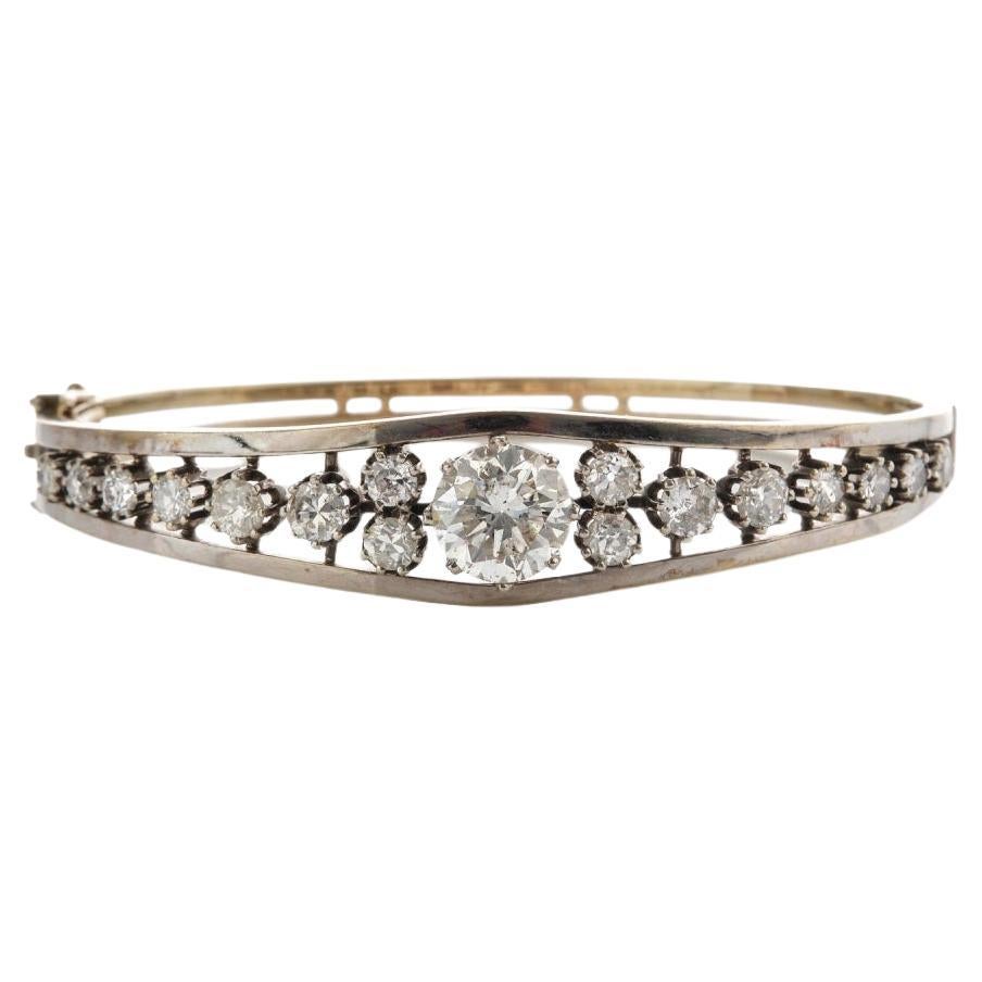 Vintage gold bangle bracelet with 5.07ct diamonds, central diamond 2.82ct For Sale