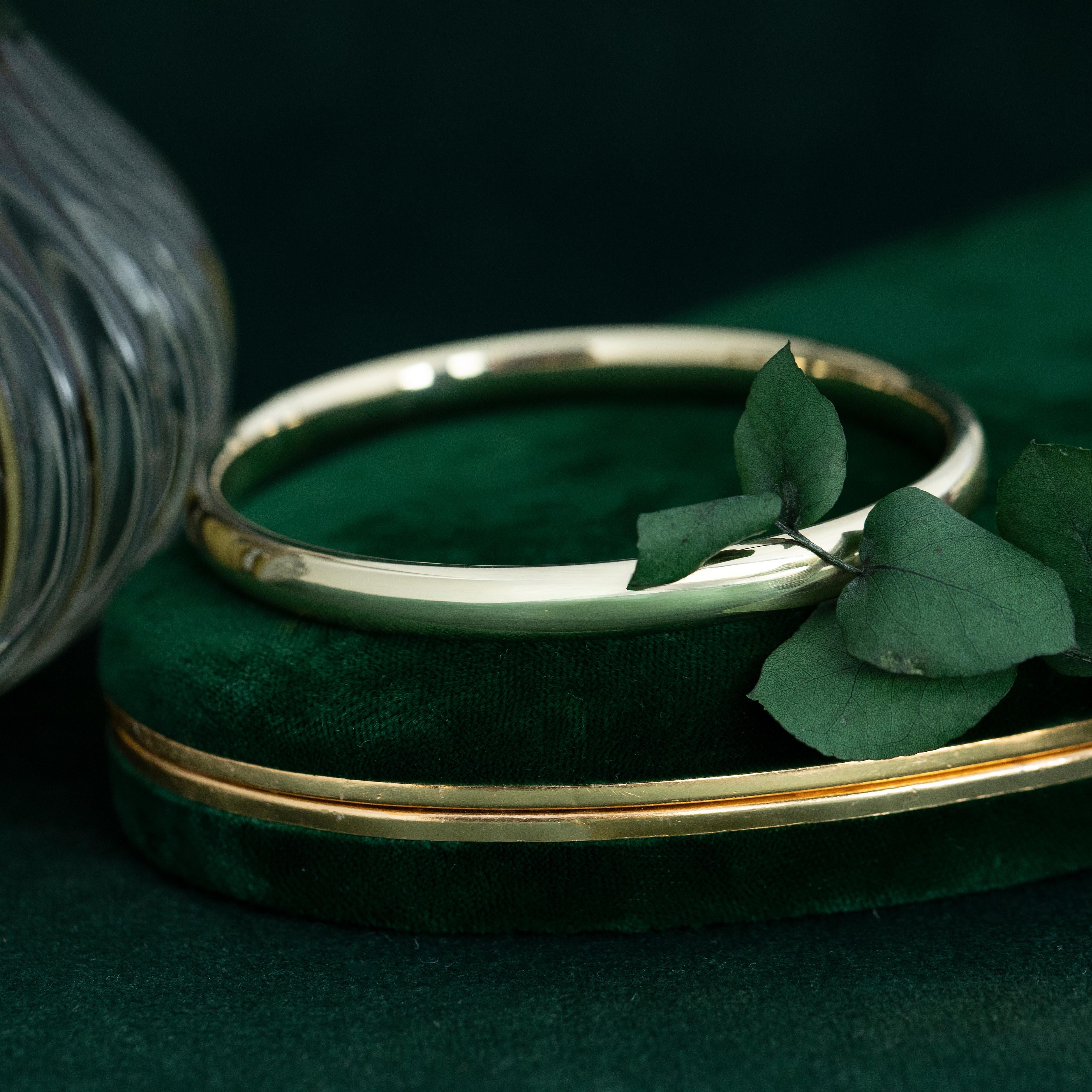 Vintage Gold Bangle, Stacking Bracelet 14 Karat Yellow Gold For Sale 4