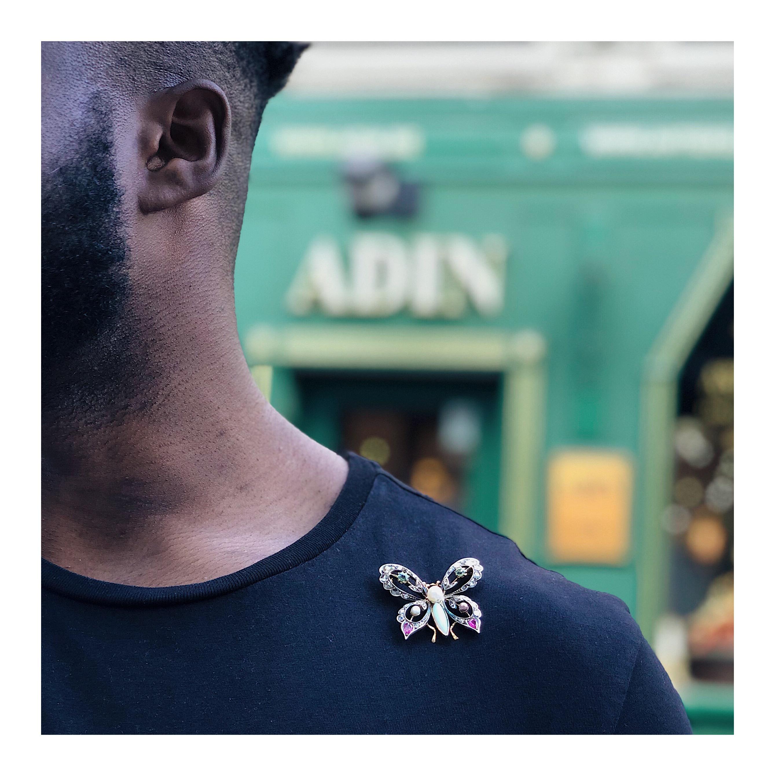 This 18K red and yellow gold Vintage brooch from 1930 depicts a colourful butterfly with silver topped wings attached to a pearl thorax and an opal abdomen. Its slightly convex openwork wings have a lobbed rim of 38 rose cut diamonds with two pear