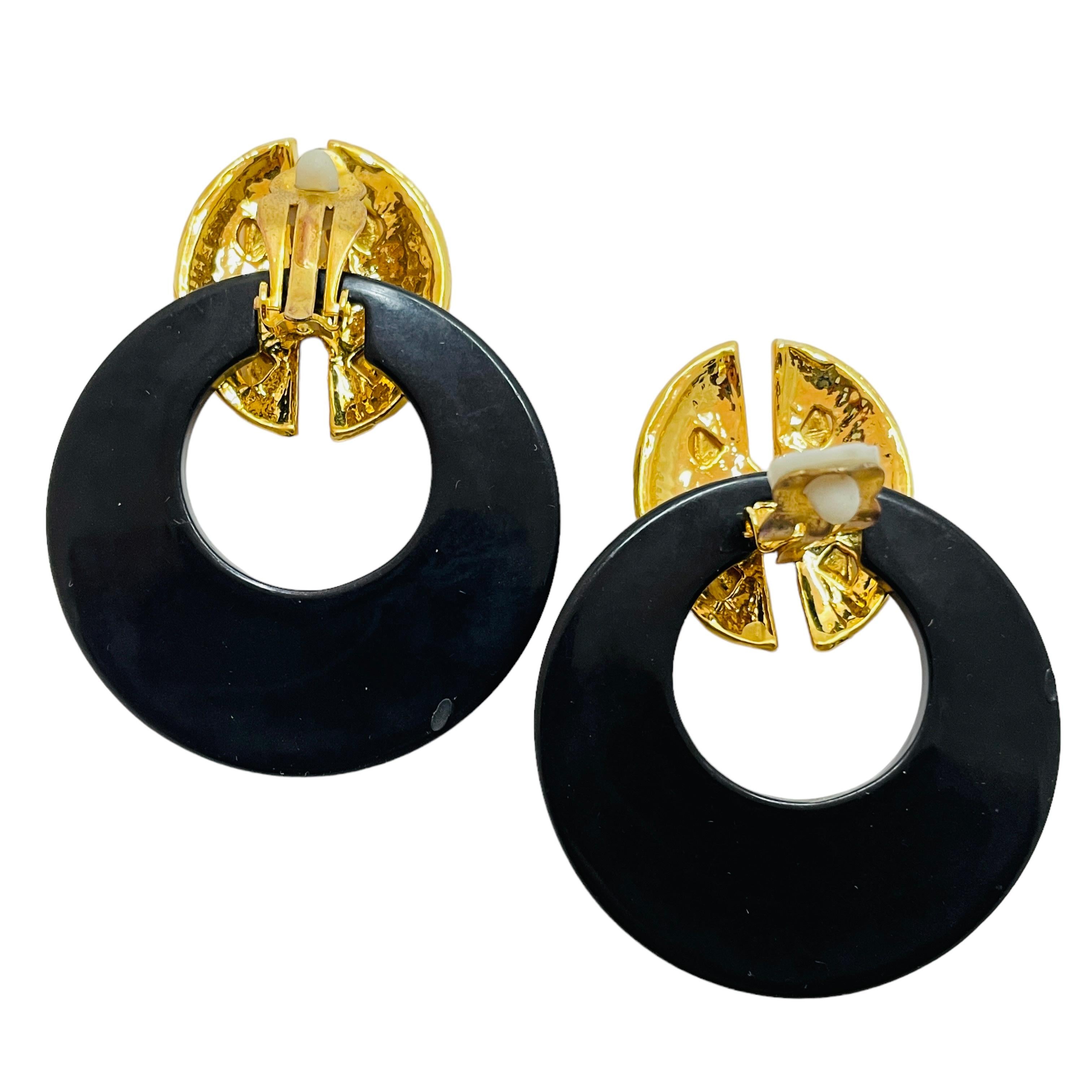 Vintage gold black door knocker clip on earrings In Excellent Condition For Sale In Palos Hills, IL