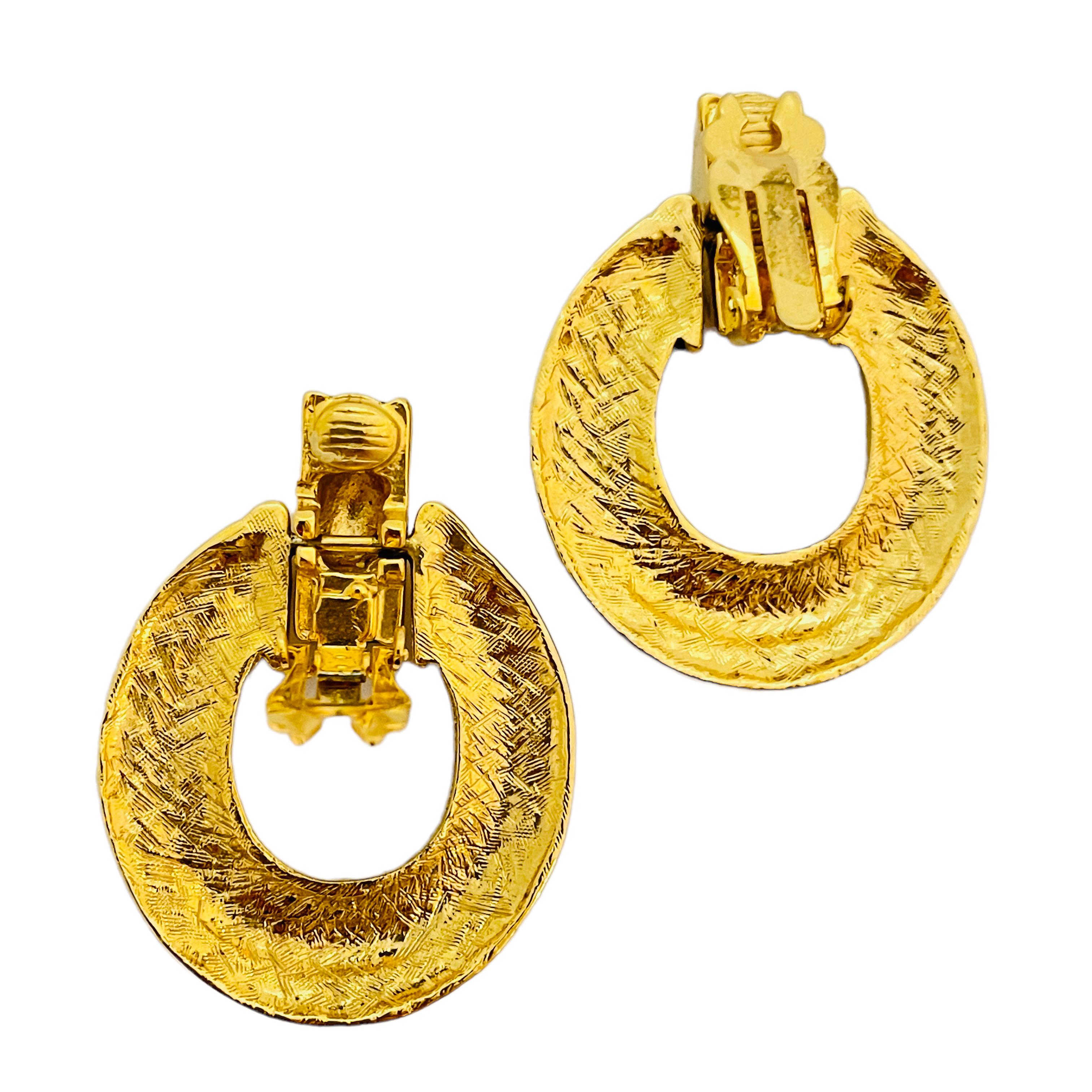 Vintage gold black enamel door knocker designer runway clip on earrings In Good Condition For Sale In Palos Hills, IL