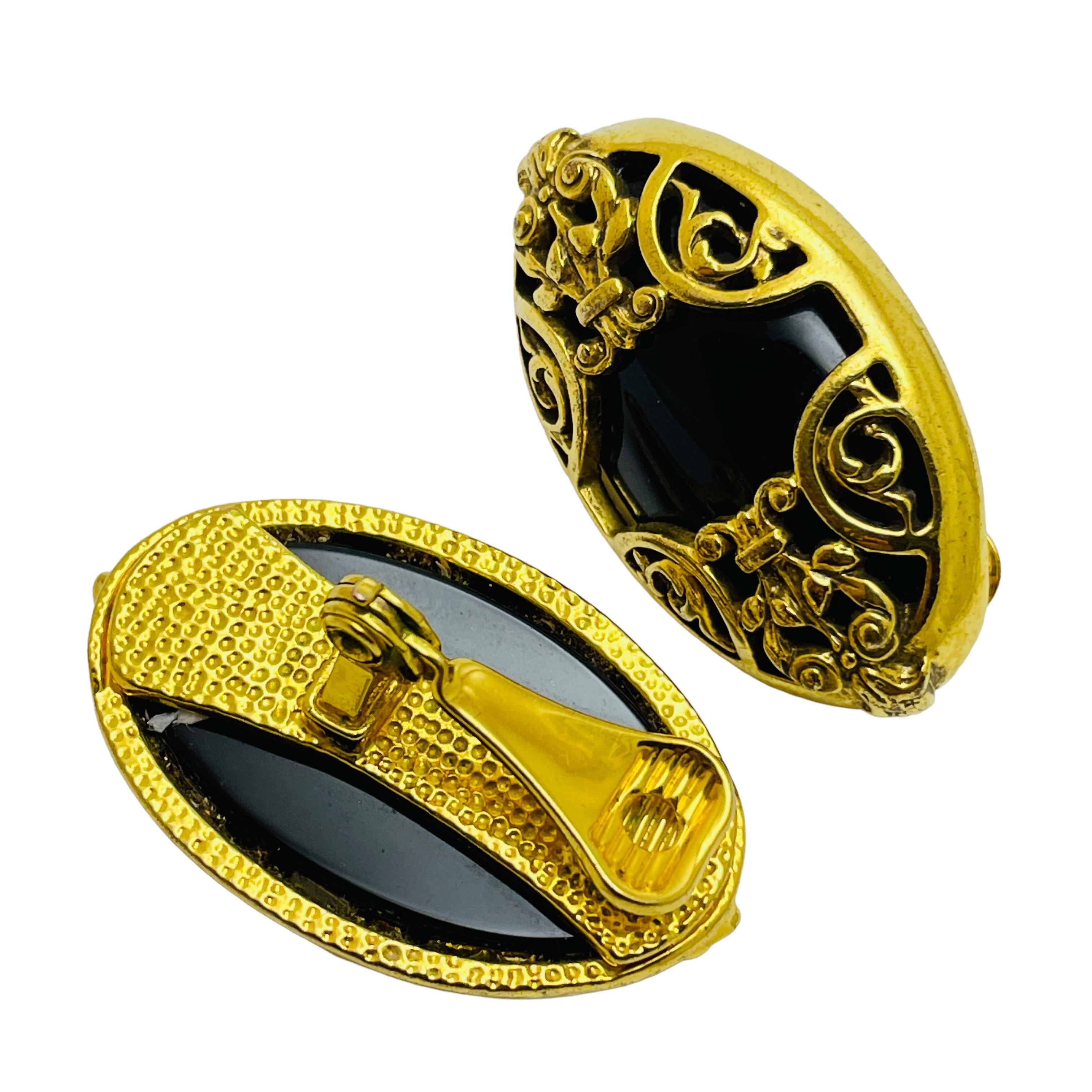 Vintage gold black glass designer runway clip on earrings In Good Condition For Sale In Palos Hills, IL