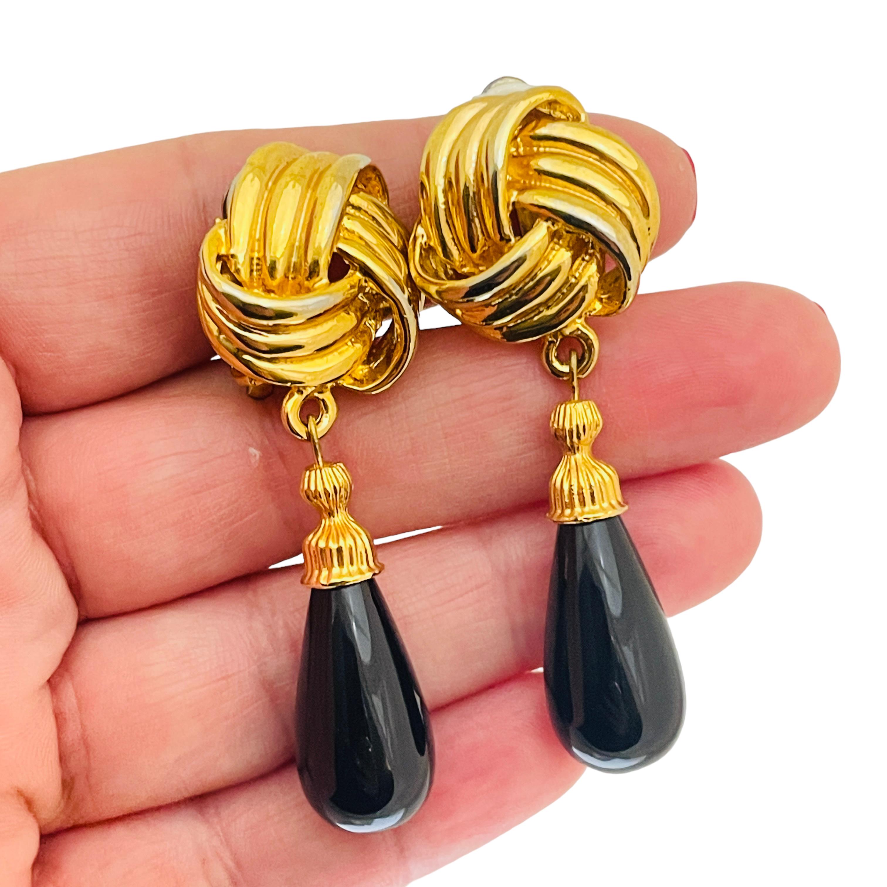 Vintage gold black glass drop clip on 80’s earrings   In Excellent Condition For Sale In Palos Hills, IL