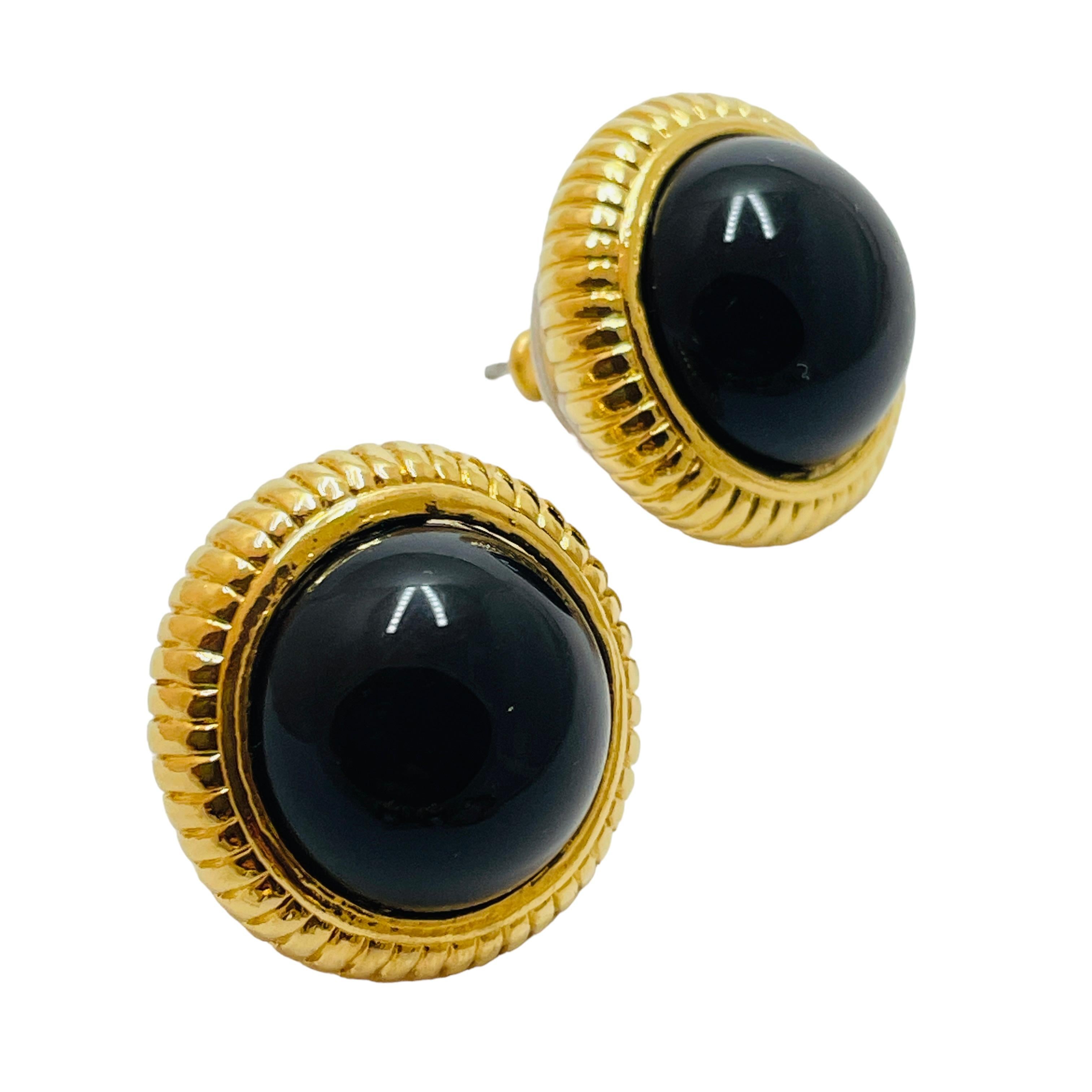 DETAILS

• unsigned 

• gold tone with black cabochons 

• vintage designer runway earrings  

MEASUREMENTS  

• 

CONDITION

•  very good vintage condition with minimal signs of wear 

 Sku 36

❤️❤️  VINTAGE DESIGNER JEWELRY  ❤️❤️

❤️❤️ 