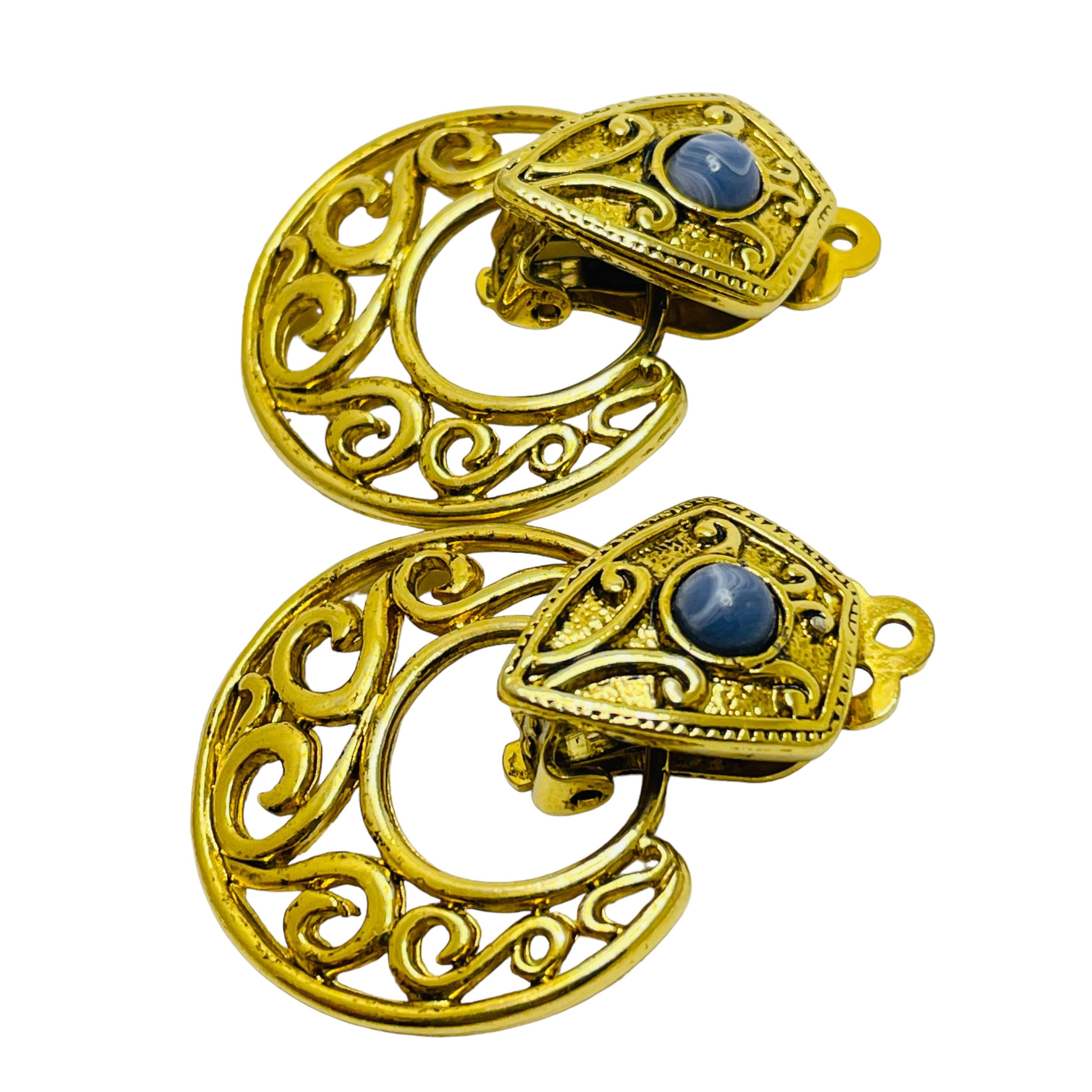 DETAILS

• unsigned 

• gold tone with faux stone

• vintage designer earrings

MEASUREMENTS  

• 1.5