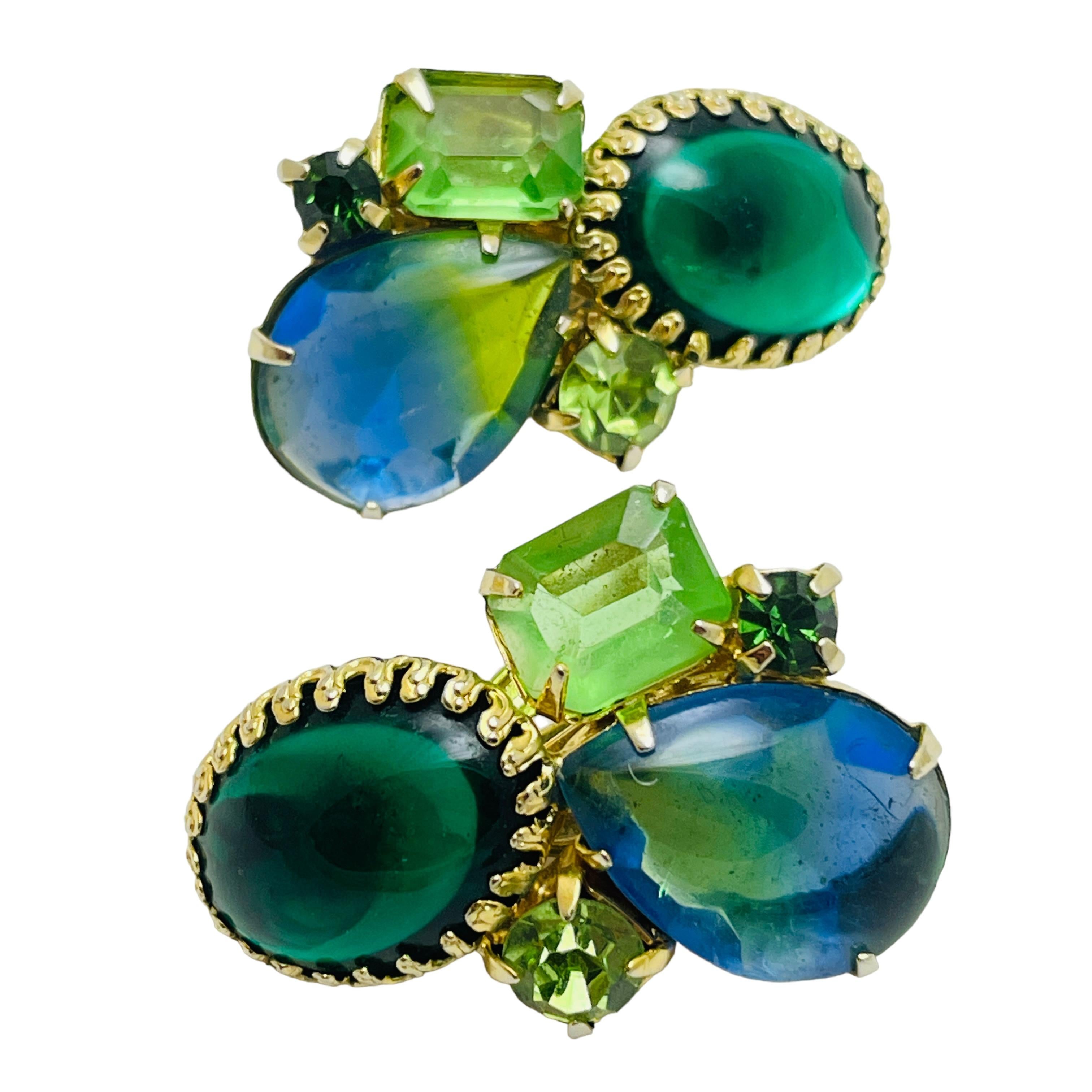 DETAILS

• unsigned 

• gold tone with glass 

• vintage designer earrings

MEASUREMENTS  

• 

CONDITION

•  very good vintage condition with minimal signs of wear 

 Sku 43

❤️❤️  VINTAGE DESIGNER JEWELRY ❤️❤️

❤️❤️  ALEXANDER’S BOUTIQUE  ❤️❤️