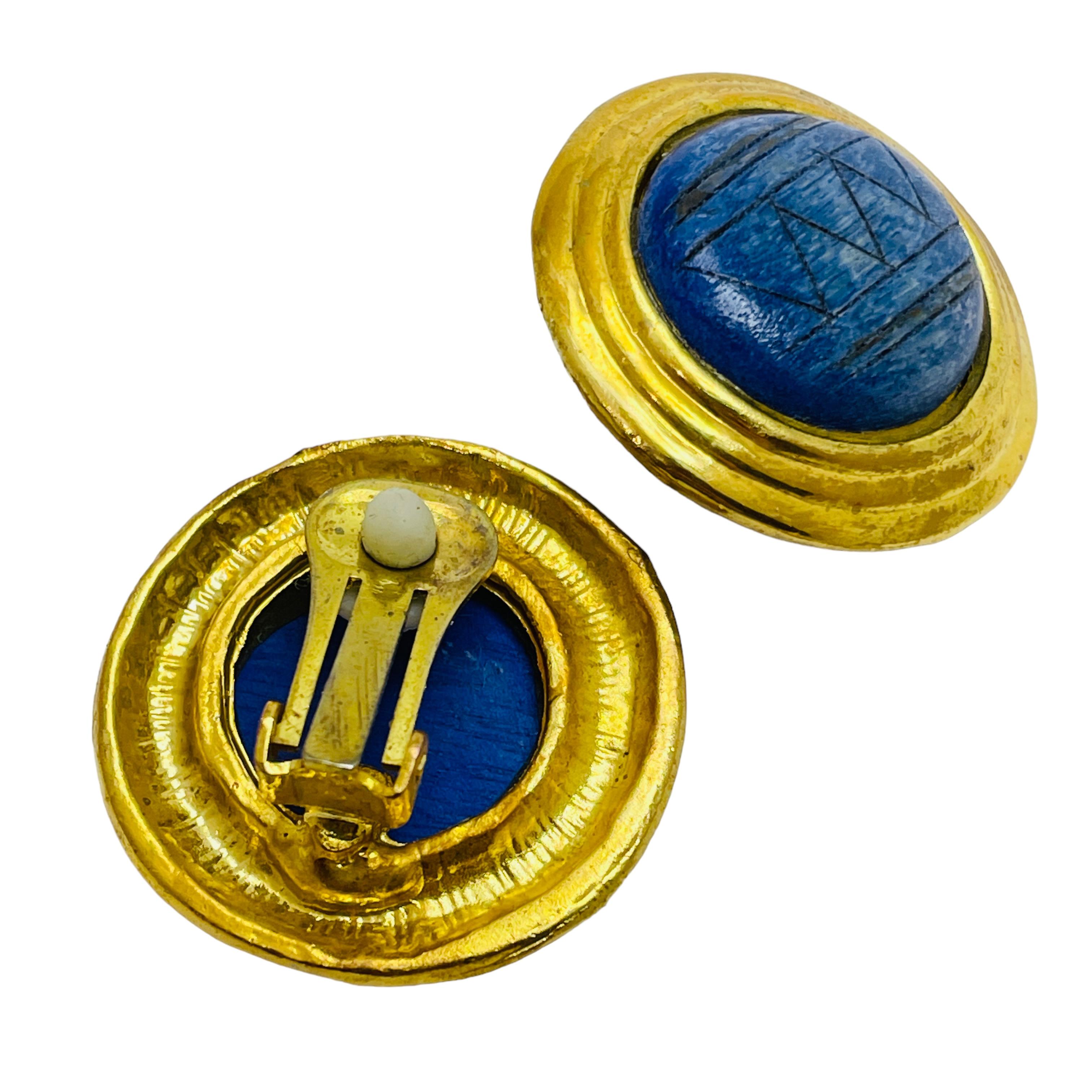 Orecchini a clip d'epoca in legno blu e oro di design In condizioni buone in vendita a Palos Hills, IL