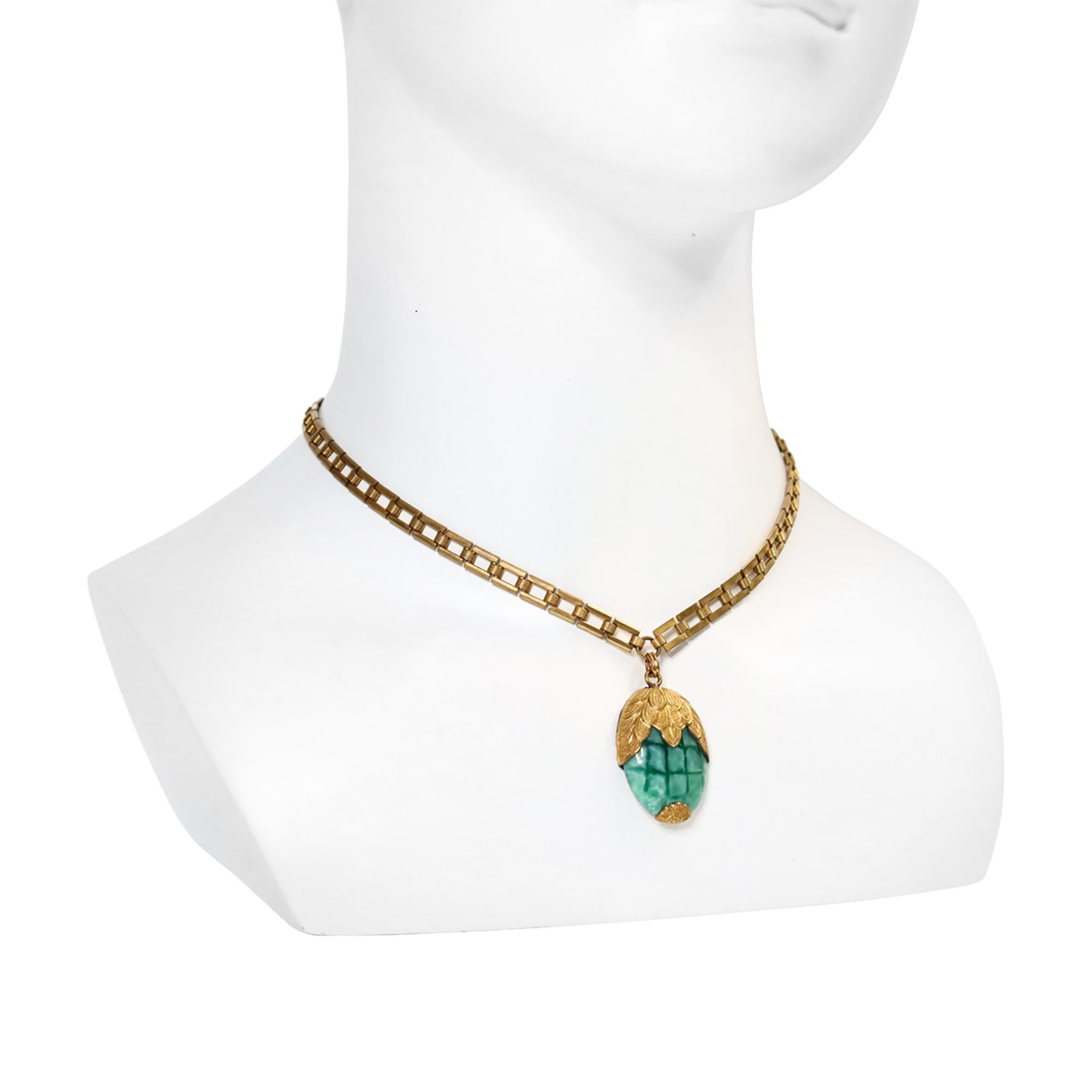 da uomo o donna Catena a libro d'oro vintage con smalto pendente, circa anni '40 in vendita