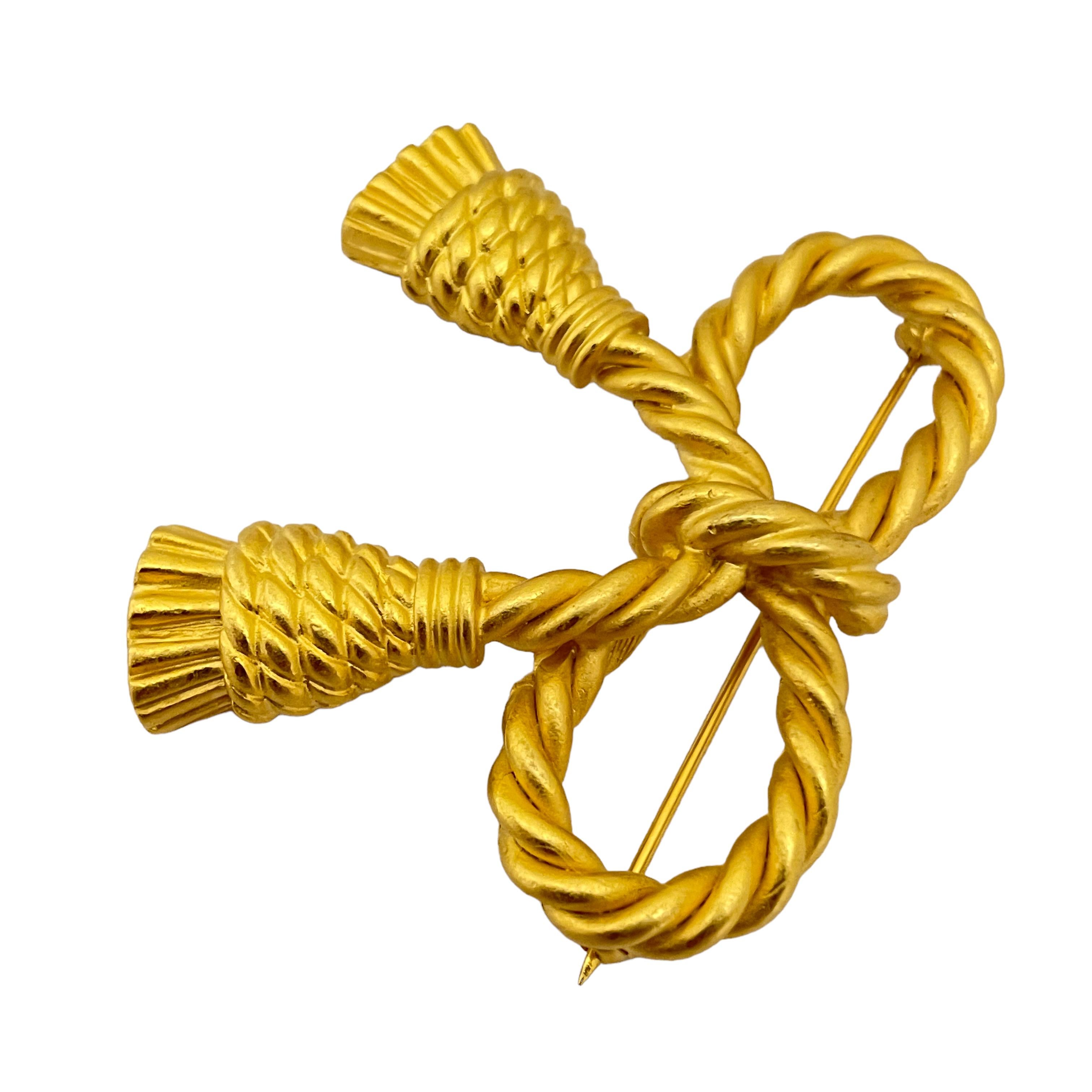 Vintage gold bow rope tassel designer runway brooch In Good Condition For Sale In Palos Hills, IL